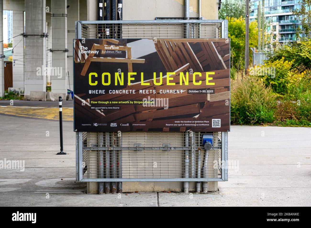 Œuvre d'art nommée Confluence par Striped Canary. Dans un pilier de pont. L'exposition urbaine est située sous la Gardiner Expressway. Banque D'Images