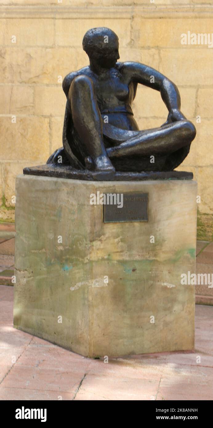 Sculpture en bronze assise femme Mujer sentada par Manolo Hugué installé en 1996 Calle San Francisco Oviedo Asturias Espagne Banque D'Images