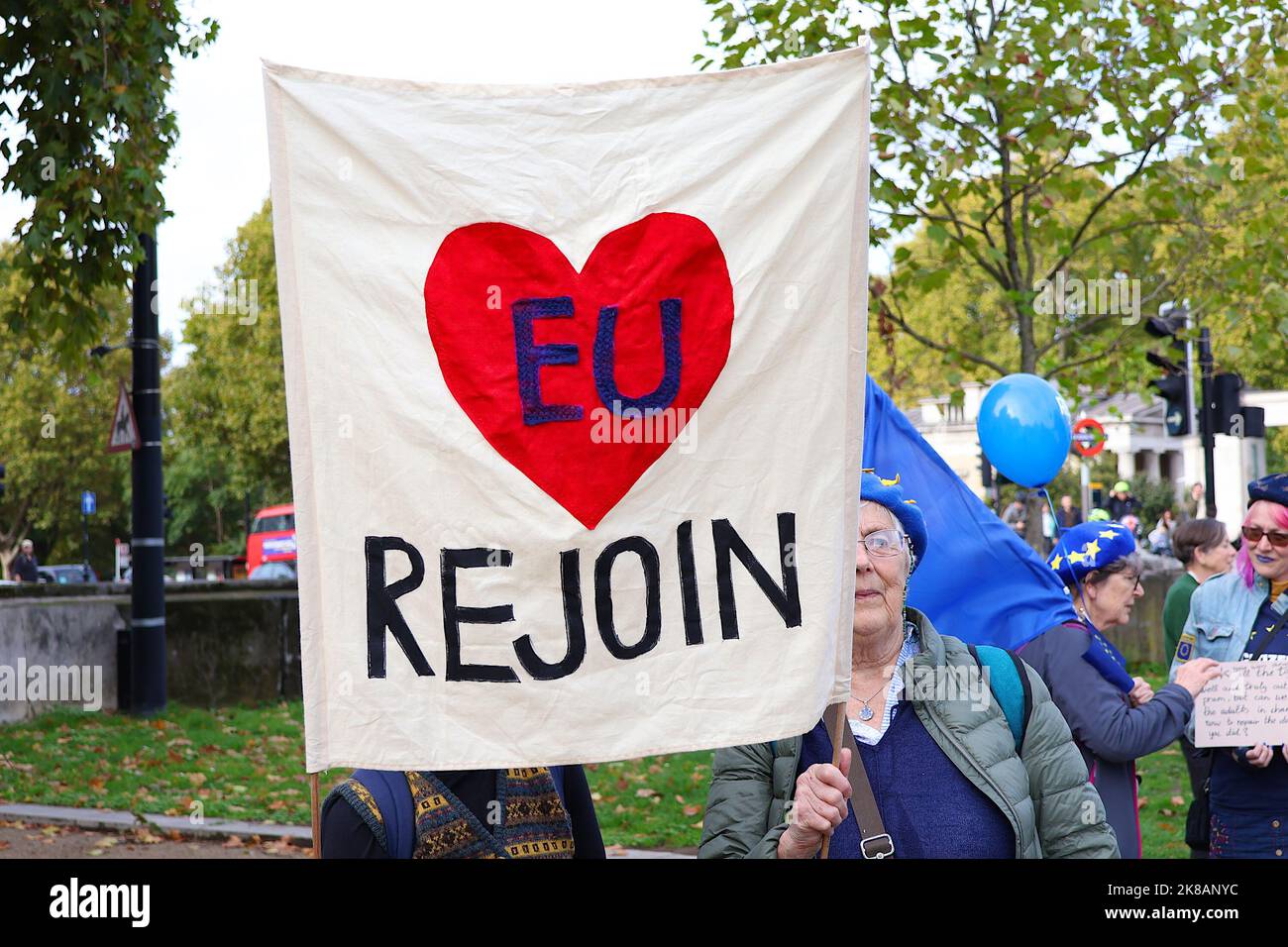 Westminster, Londres, Royaume-Uni. 22 octobre 2022. Une importante marche et un rassemblement auront lieu à Londres le 22 octobre pour appeler le Royaume-Uni à rejoindre l'UE. Les participants se rassembleront près de l'hôtel Dorchester sur Park Lane vers 12 h 00 avant de se rendre sur la place du Parlement pour un rassemblement. La ligne march comprend Piccadilly, Saint James' Street, Pall Mall, Cockspur Street et Whitehall. Crédit photo : Paul Lawrenson/Alay Live News Banque D'Images