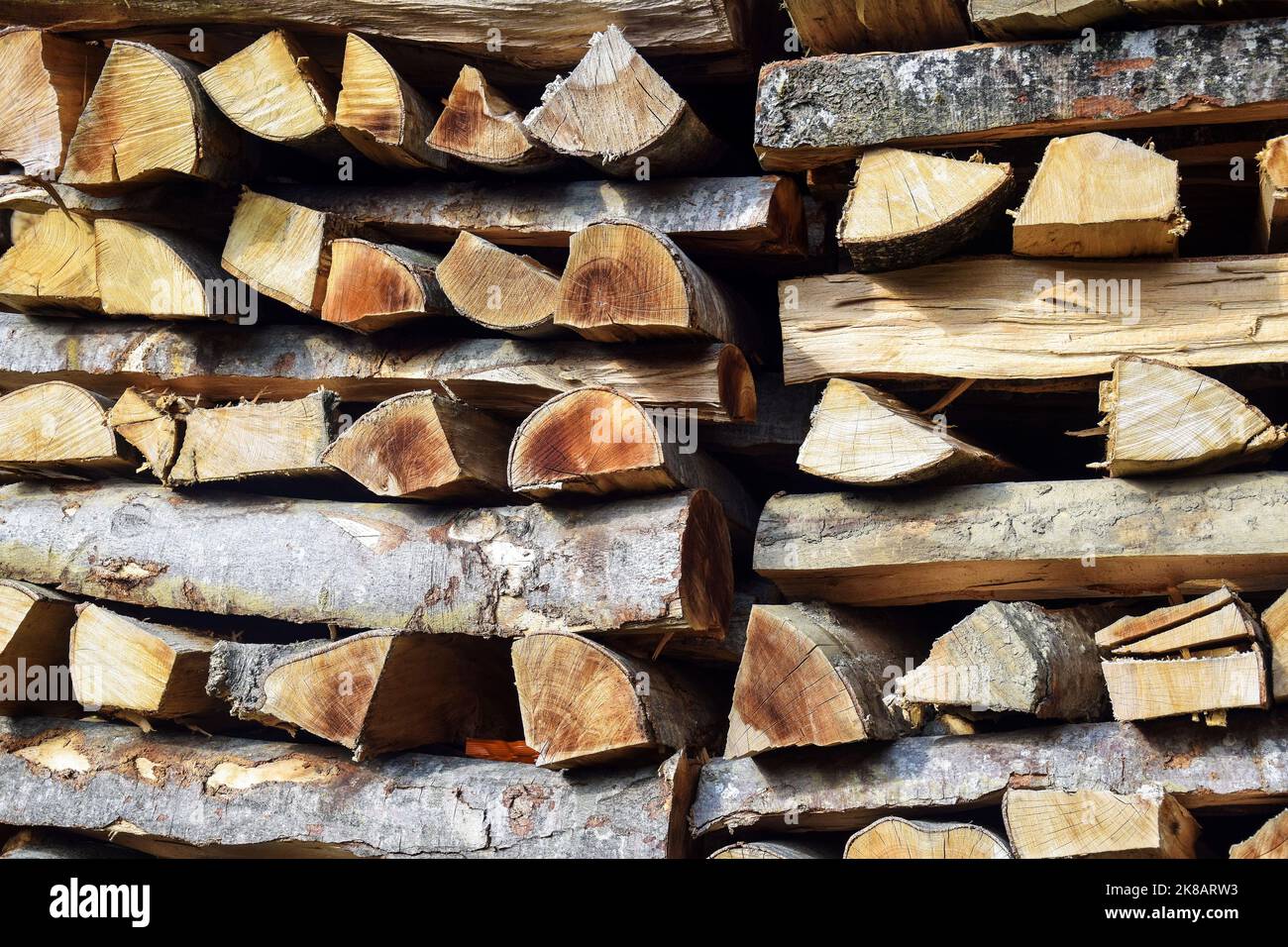 Le bois de chauffage haché est empilé dans des piles nettes. Pile de bois. Arrière-plan. Gros plan. Mise au point sélective. Banque D'Images