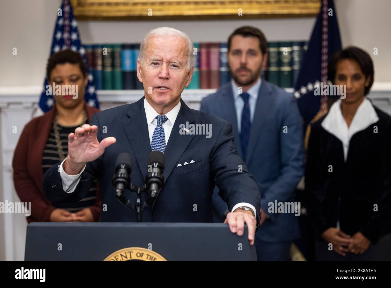 Le président des États-Unis Joe Biden parle des tentatives de son administration pour réduire le déficit dans la salle Roosevelt de la Maison Blanche à Washington, DC, USA, 21 octobre 2022. Le président a également parlé des chances de démocrate aux élections de mi-mandat.Credit: Jim LoScalzo/Pool via CNP /MediaPunch Banque D'Images