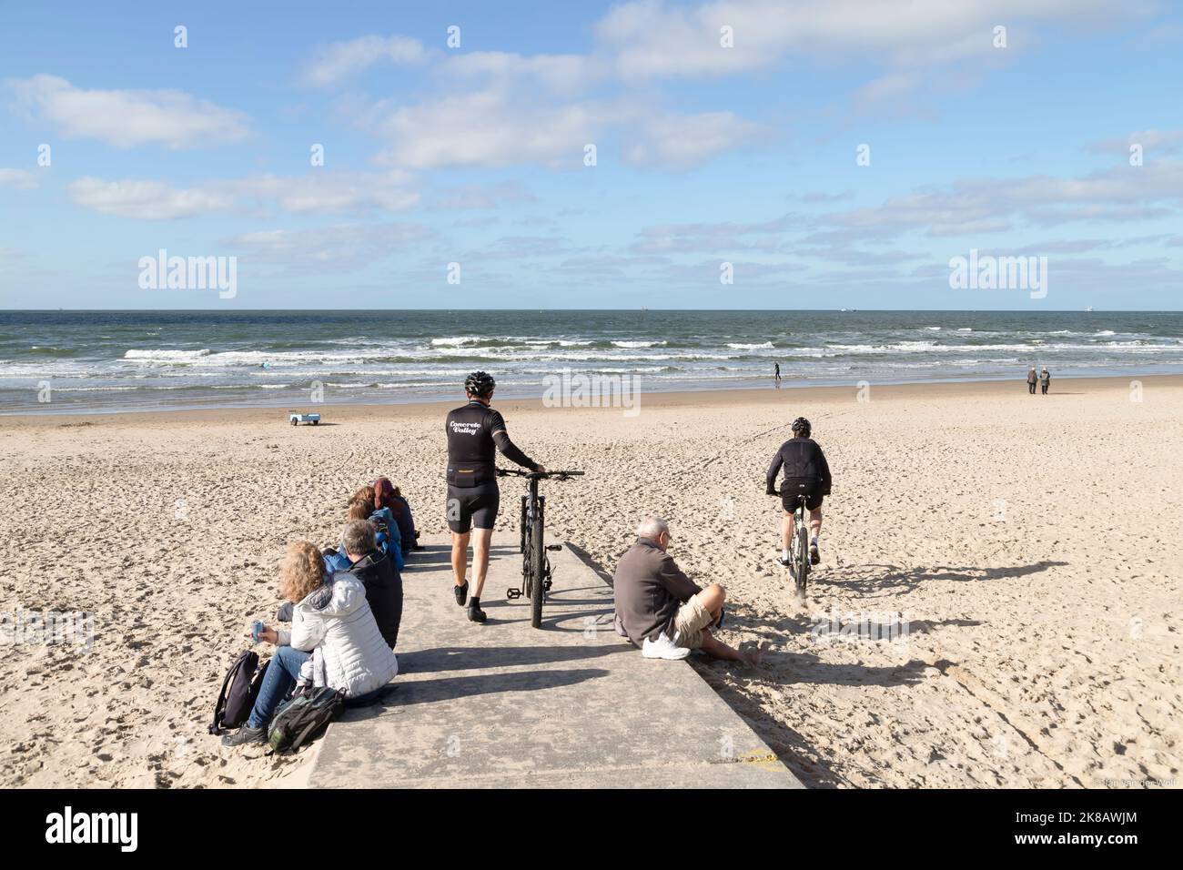 Les résidents et les touristes apprécient leur temps libre sur la plage de Texel. Banque D'Images