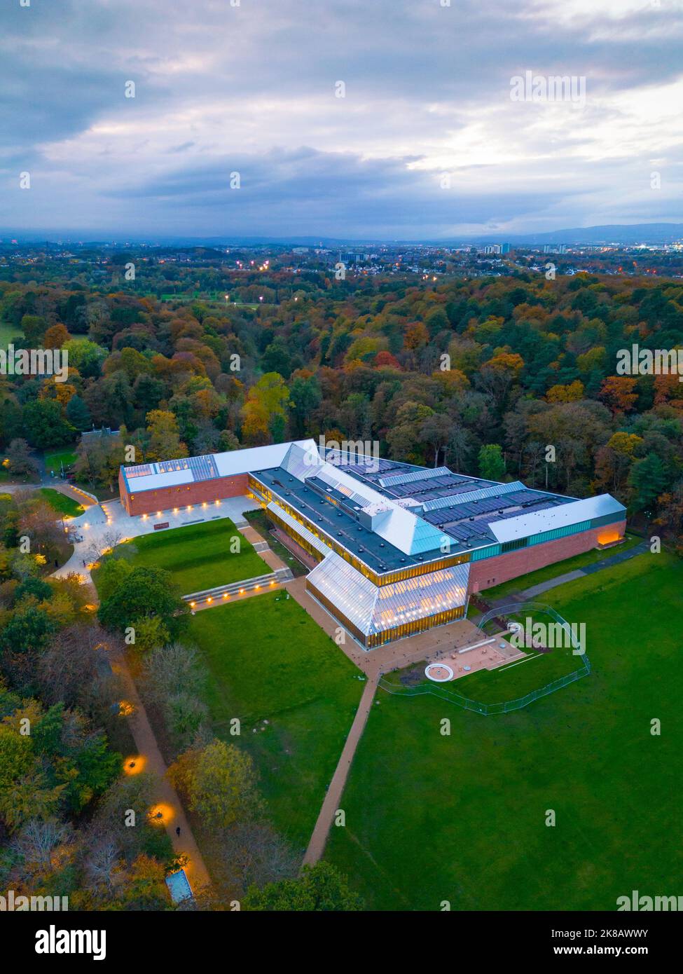 Vue sur le musée de la collection Burrell au crépuscule à Pollok Country Park, Glasgow, Écosse, Royaume-Uni Banque D'Images
