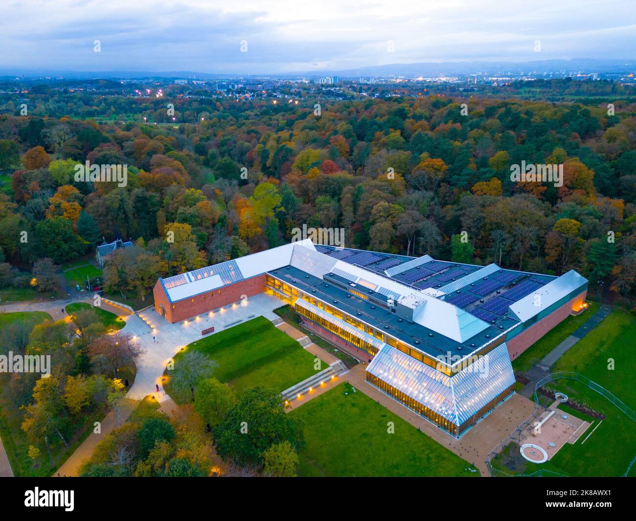 Vue sur le musée de la collection Burrell au crépuscule à Pollok Country Park, Glasgow, Écosse, Royaume-Uni Banque D'Images