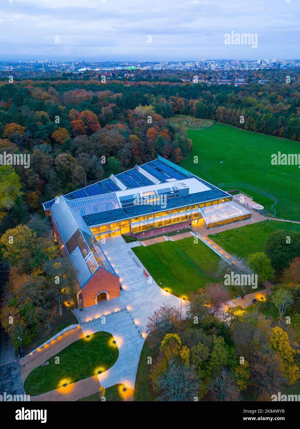 Vue sur le musée de la collection Burrell au crépuscule à Pollok Country Park, Glasgow, Écosse, Royaume-Uni Banque D'Images