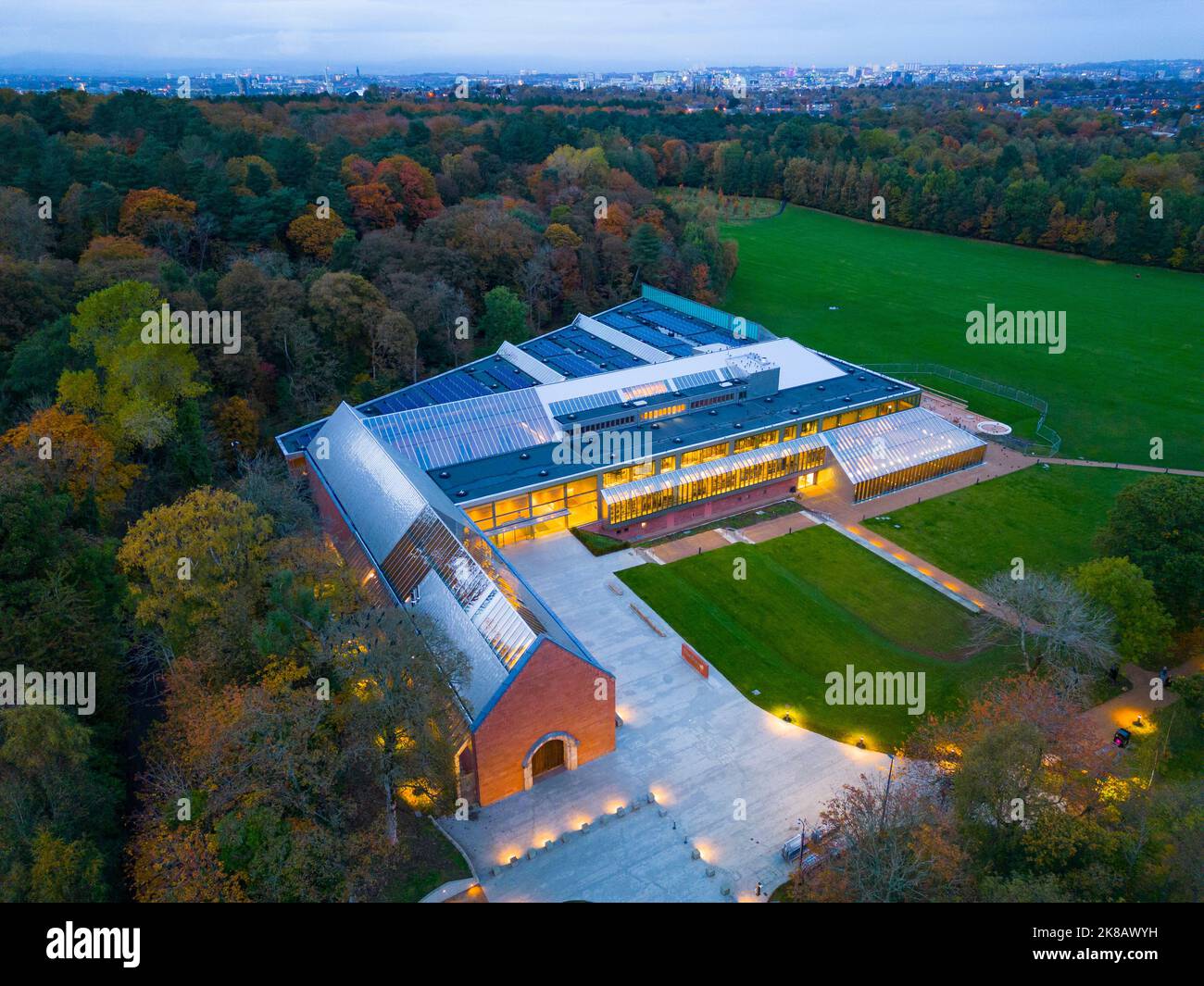 Vue sur le musée de la collection Burrell au crépuscule à Pollok Country Park, Glasgow, Écosse, Royaume-Uni Banque D'Images