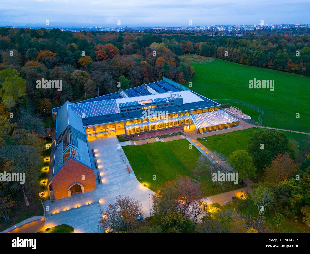 Vue sur le musée de la collection Burrell au crépuscule à Pollok Country Park, Glasgow, Écosse, Royaume-Uni Banque D'Images