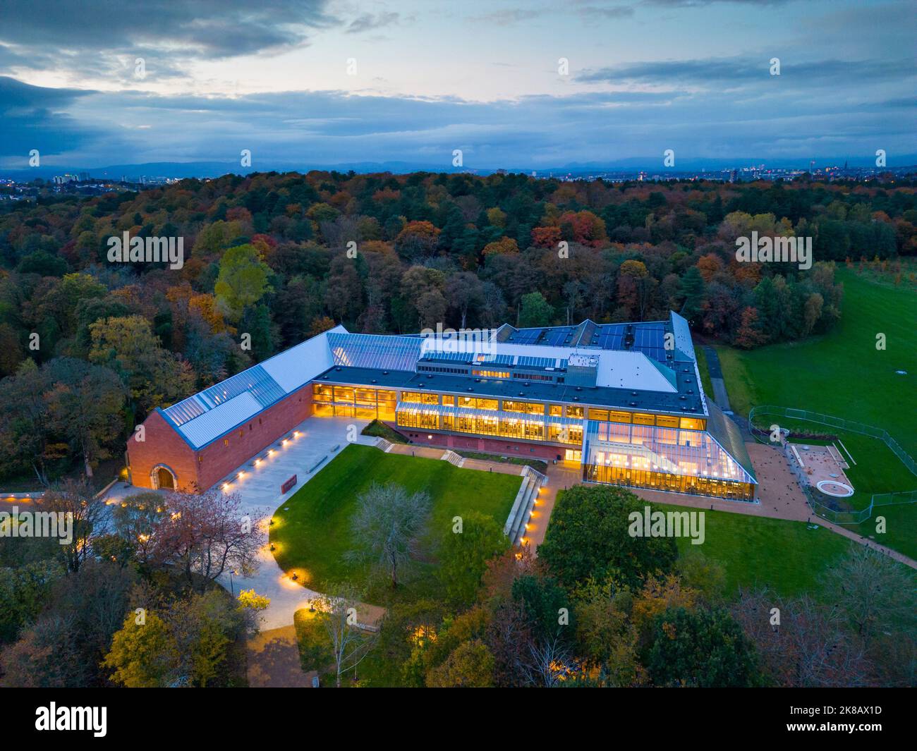 Vue sur le musée de la collection Burrell au crépuscule à Pollok Country Park, Glasgow, Écosse, Royaume-Uni Banque D'Images