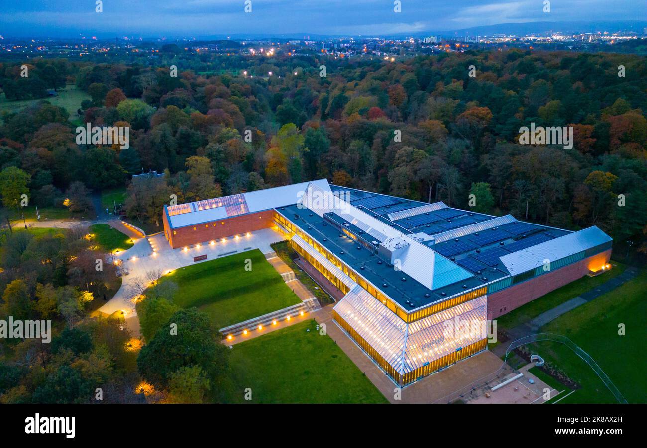 Vue sur le musée de la collection Burrell au crépuscule à Pollok Country Park, Glasgow, Écosse, Royaume-Uni Banque D'Images