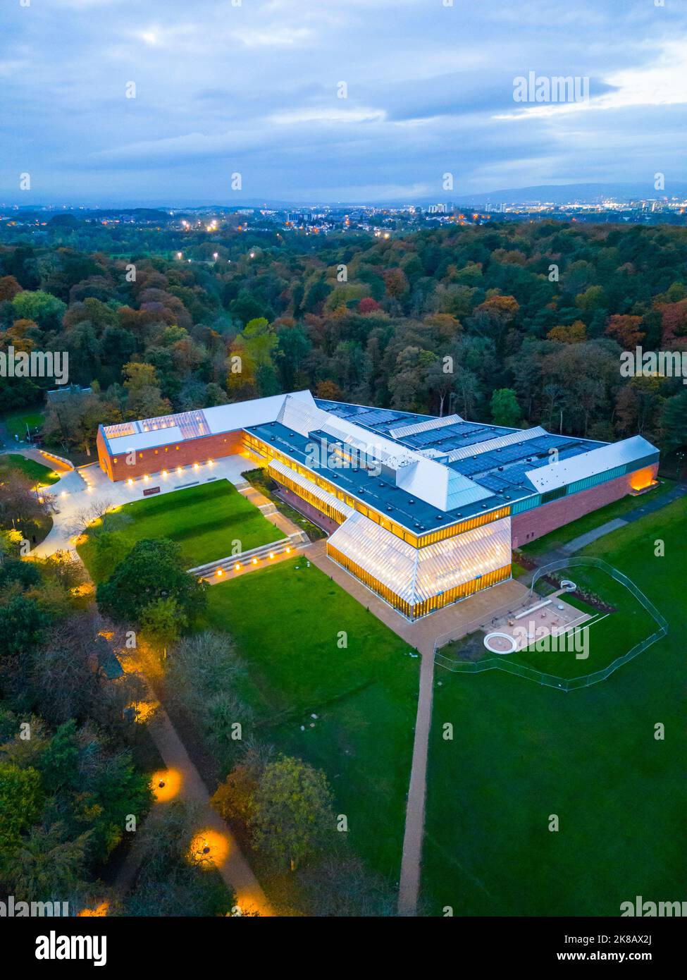 Vue sur le musée de la collection Burrell au crépuscule à Pollok Country Park, Glasgow, Écosse, Royaume-Uni Banque D'Images