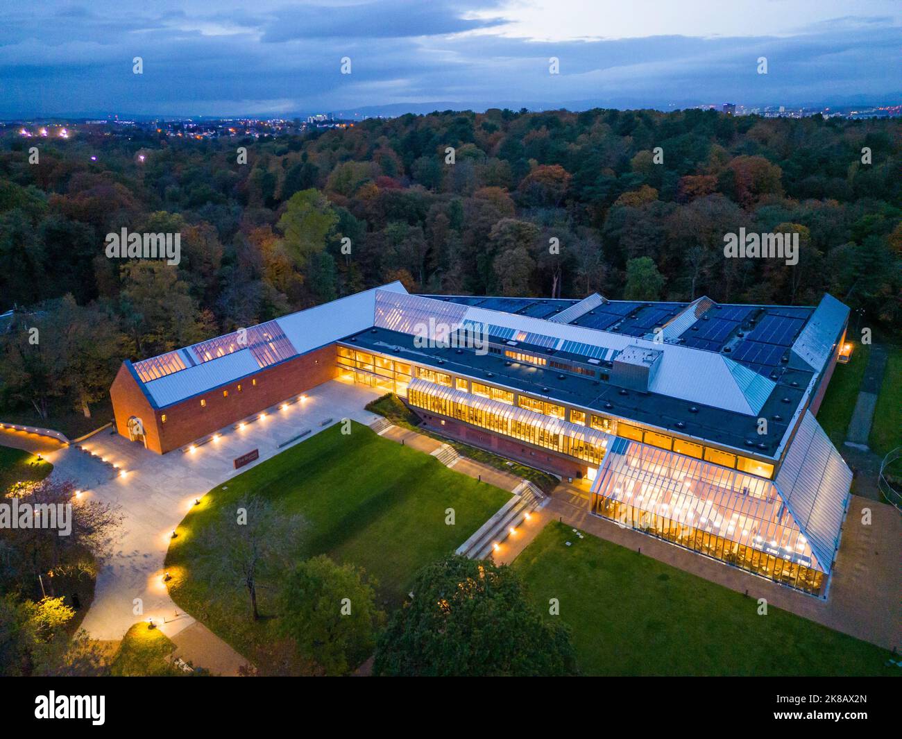 Vue sur le musée de la collection Burrell au crépuscule à Pollok Country Park, Glasgow, Écosse, Royaume-Uni Banque D'Images