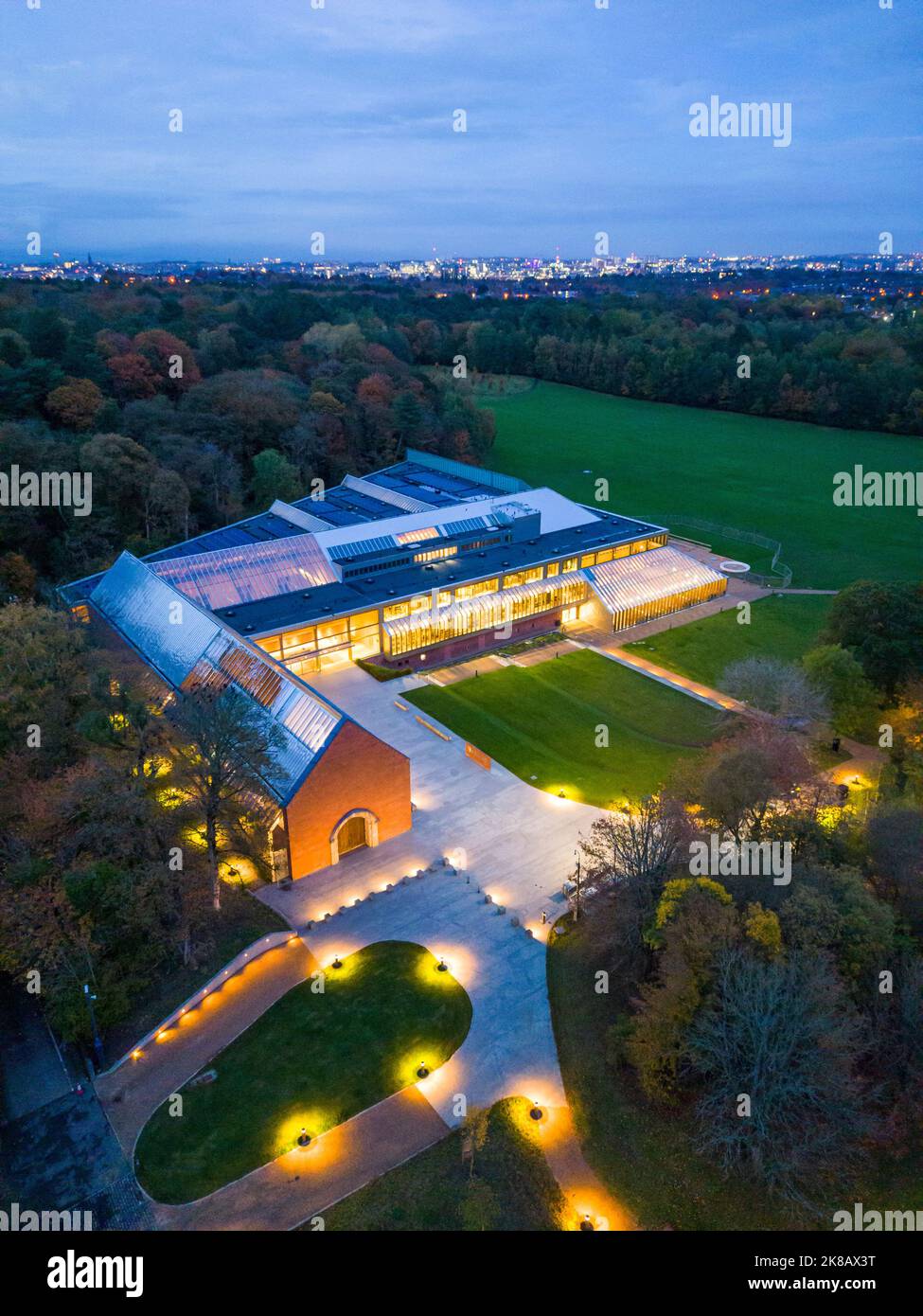 Vue sur le musée de la collection Burrell au crépuscule à Pollok Country Park, Glasgow, Écosse, Royaume-Uni Banque D'Images
