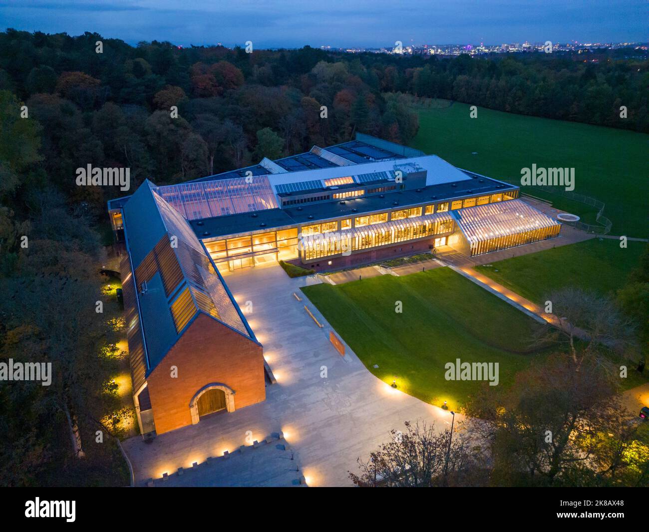 Vue sur le musée de la collection Burrell au crépuscule à Pollok Country Park, Glasgow, Écosse, Royaume-Uni Banque D'Images