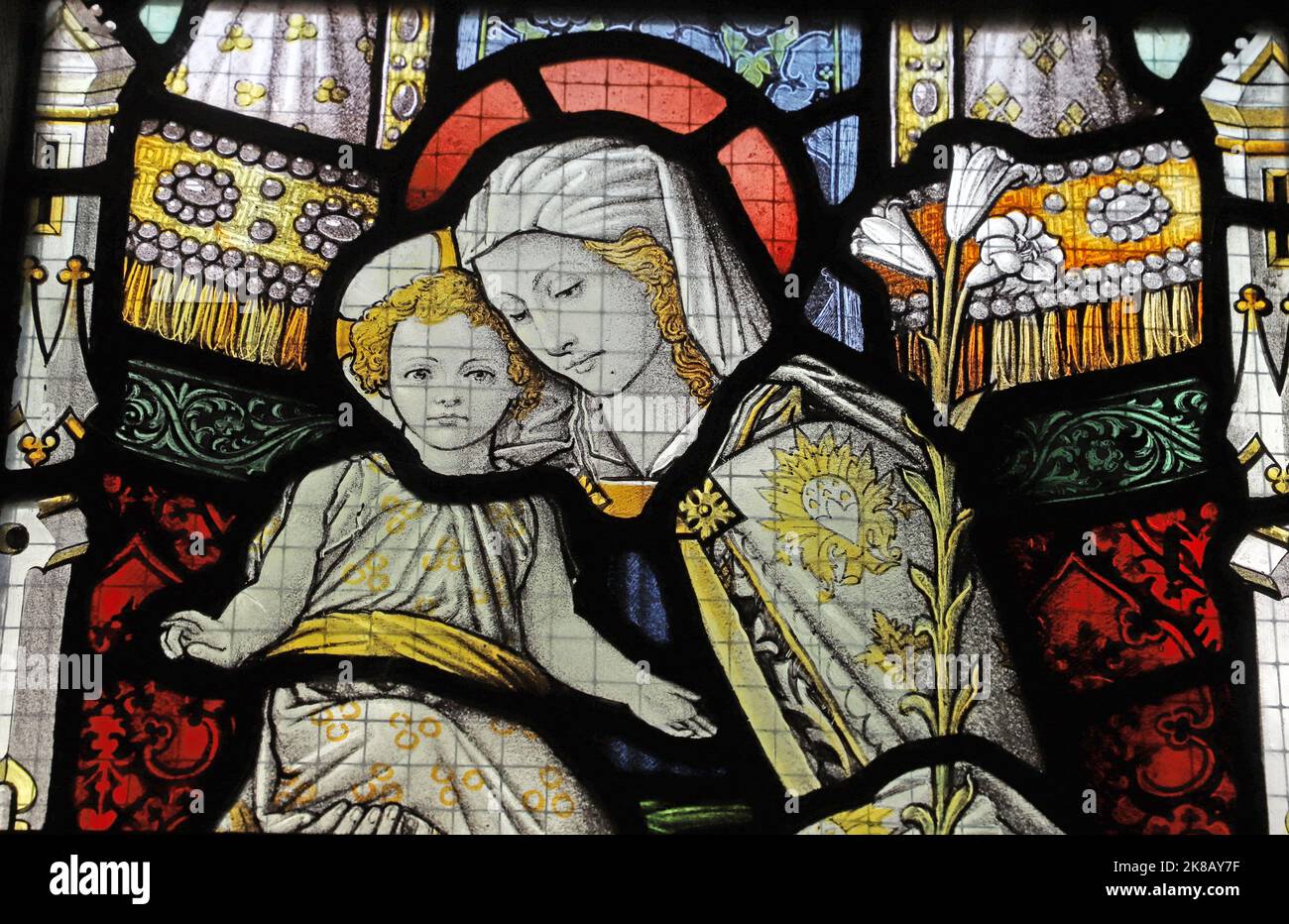 Vitraux représentant la Sainte Vierge Marie & enfant, l'église du bon Berger, Tatham Fells, Lancashire Banque D'Images