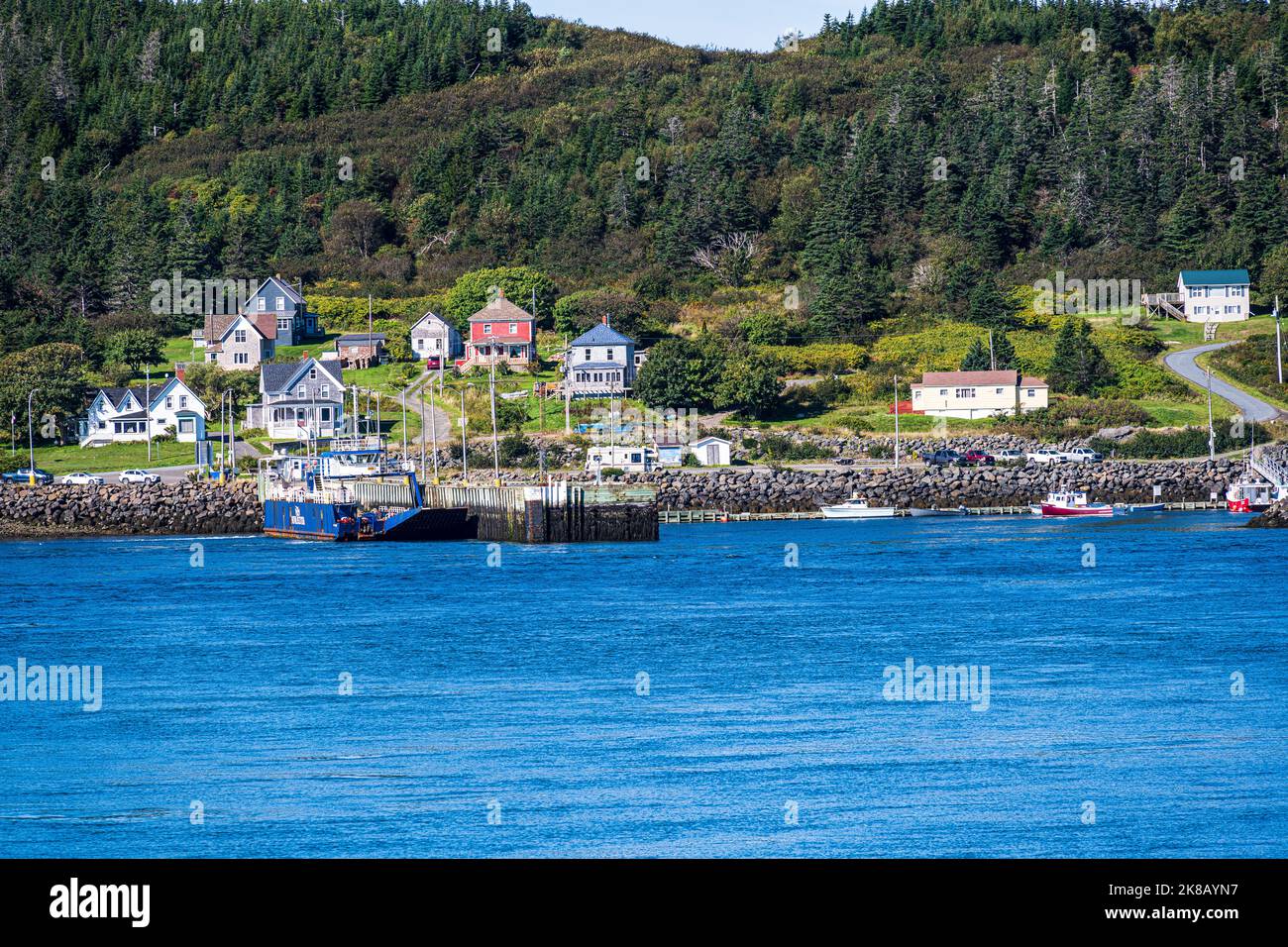 Île Briar, Nouvelle-Écosse, Canada -- 19 septembre 2022. Un zoom sur des maisons au bord de l'eau de l'île Briar, en Nouvelle-Écosse, au Canada. Banque D'Images