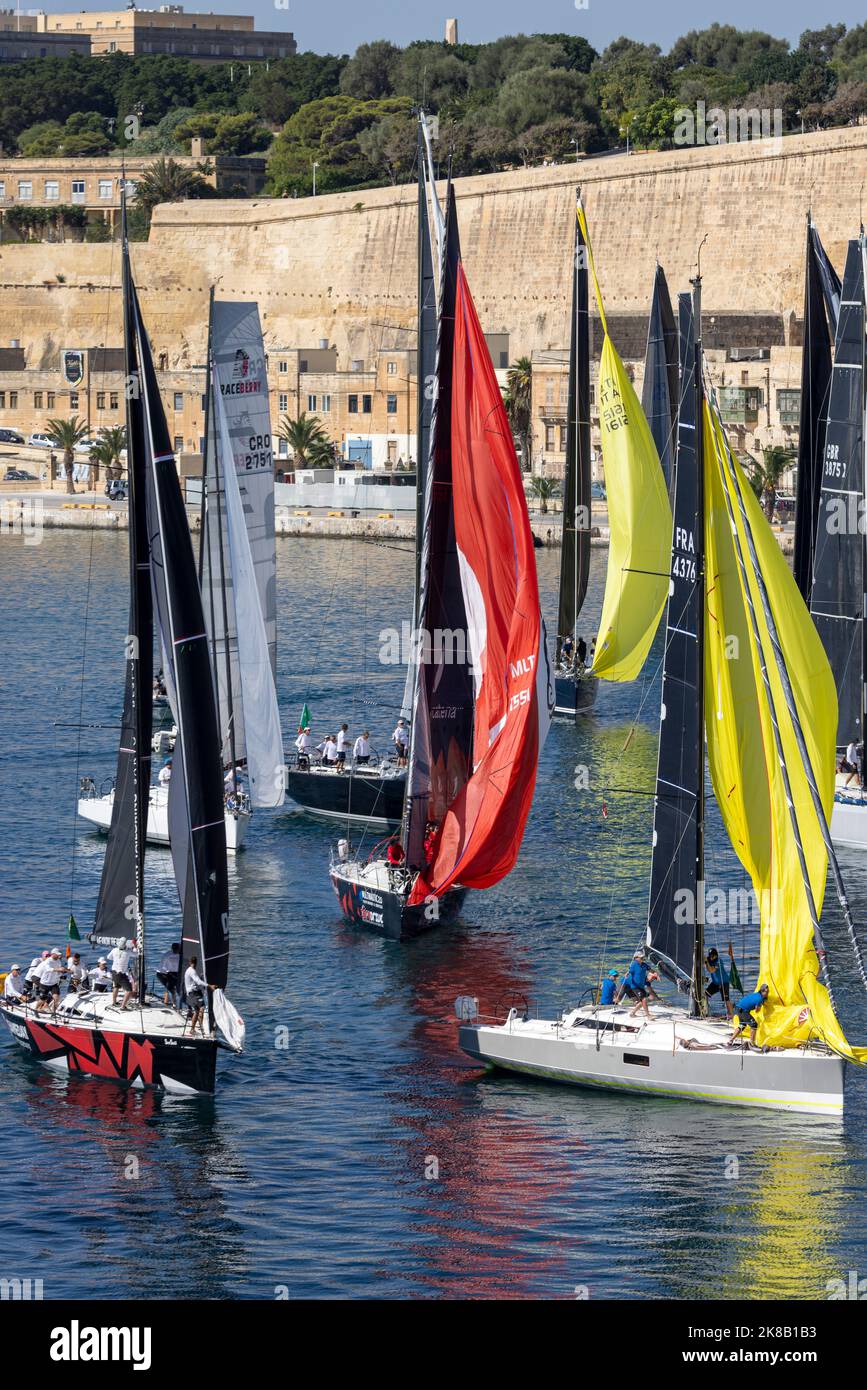 Un démarrage très lent de l'édition 2022 de la course Middle Sea en raison de conditions presque parfaitement calmes. Banque D'Images