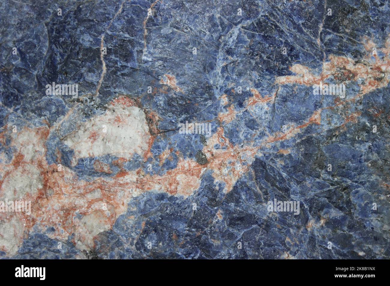 Sodalite - massif bleu avec biotite et feldspath Banque D'Images