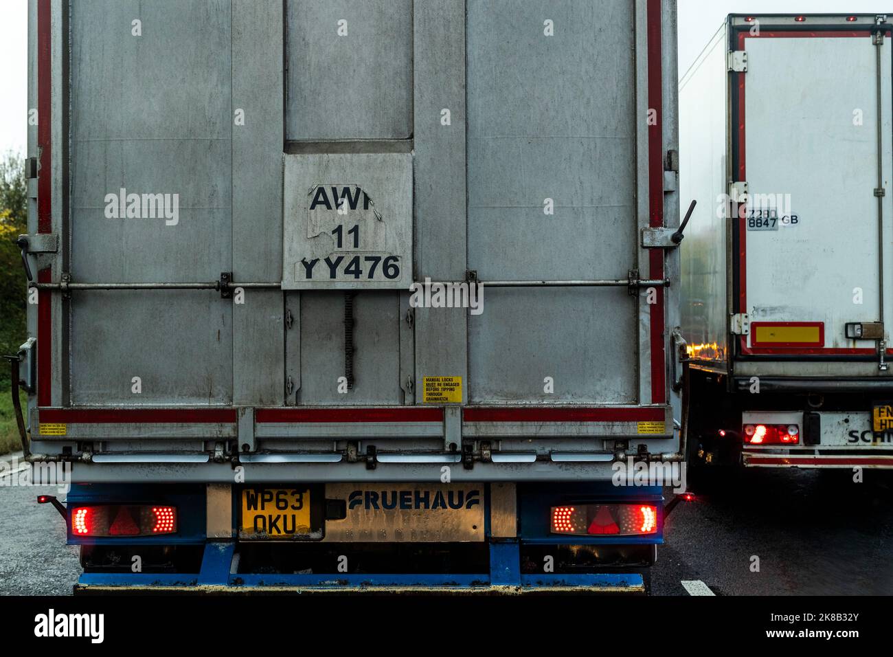 Camions stationnaires dans l'embouteillage sur l'autoroute M5, en direction du sud, Avon et Somerset, Royaume-Uni. Banque D'Images