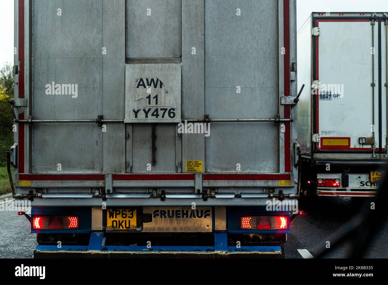 Camions stationnaires dans l'embouteillage sur l'autoroute M5, en direction du sud, Avon et Somerset, Royaume-Uni. Banque D'Images