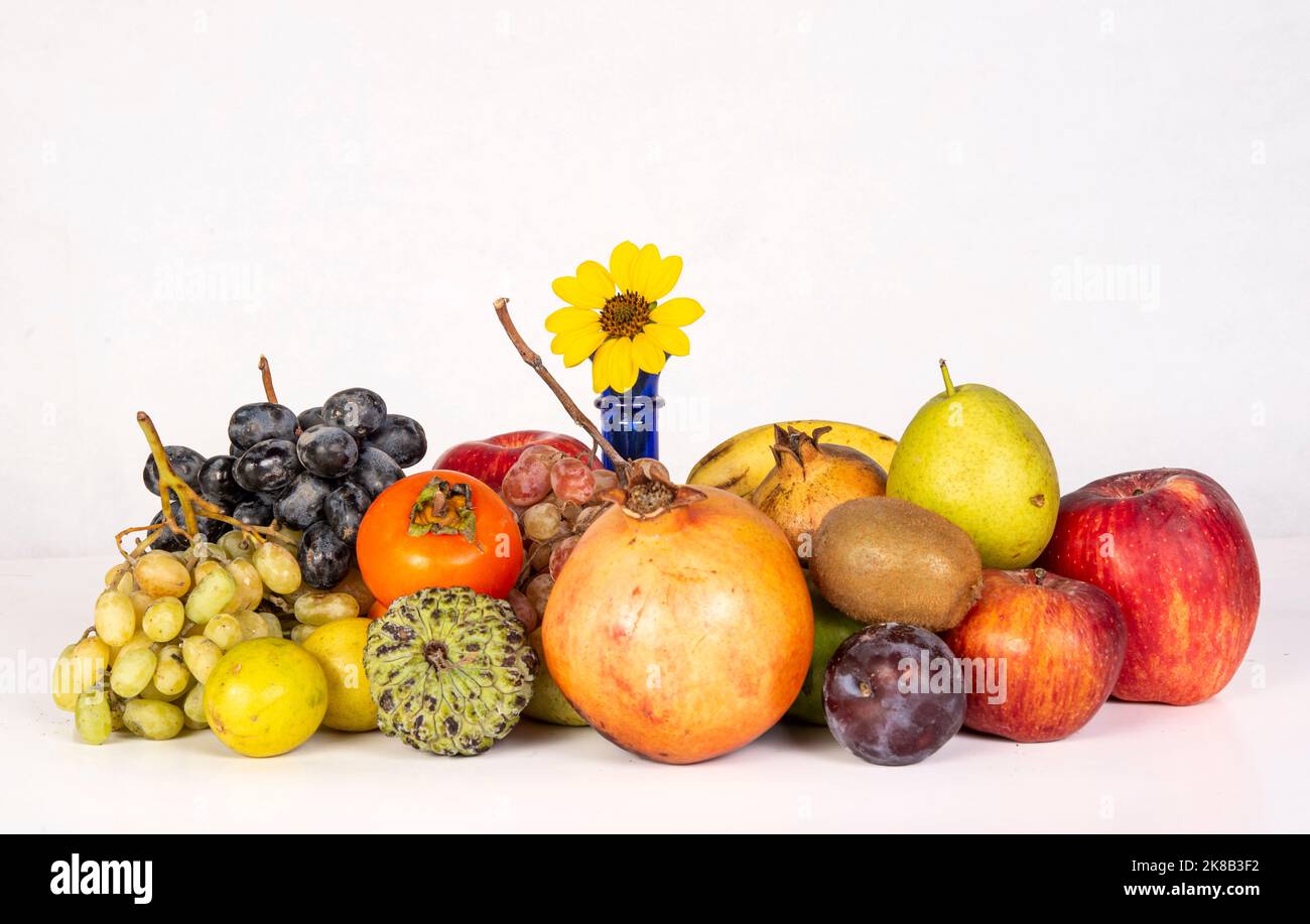 Fruits frais et sains isolés sur fond de bannière blanche. Banque D'Images