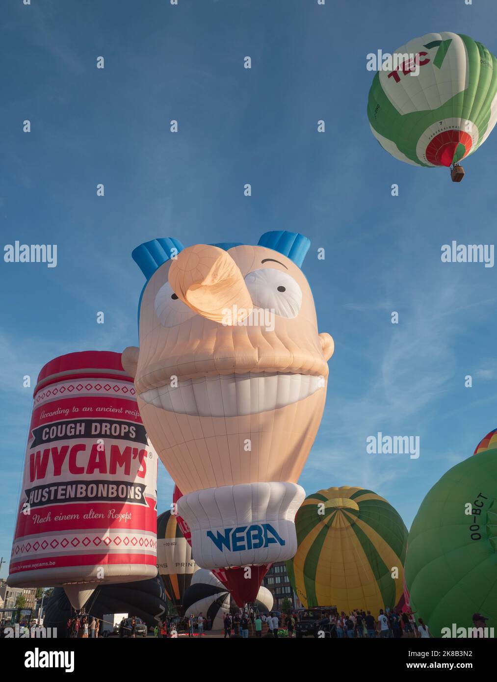 Sint Niklaas, Belgique, 04 septembre 2022, ballon à air chaud de forme spéciale de la boutique de meubles Webala est prêt à partir Banque D'Images