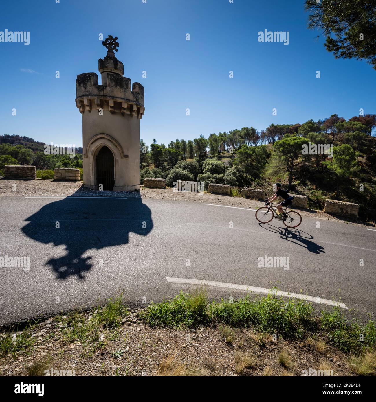 Cycliste sur la route de l'abbaye de Frigolet, Tarascon, Provence, France. Banque D'Images