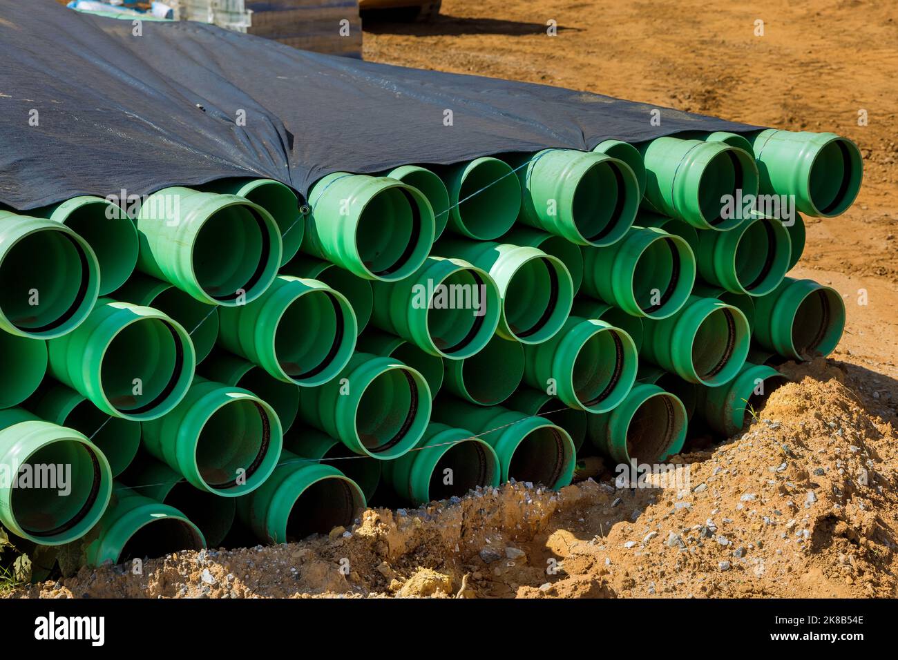 Dans les chantiers de construction, les tuyaux en plastique vert PVC sont utilisés comme matériau d'égout dans la zone de travail Banque D'Images