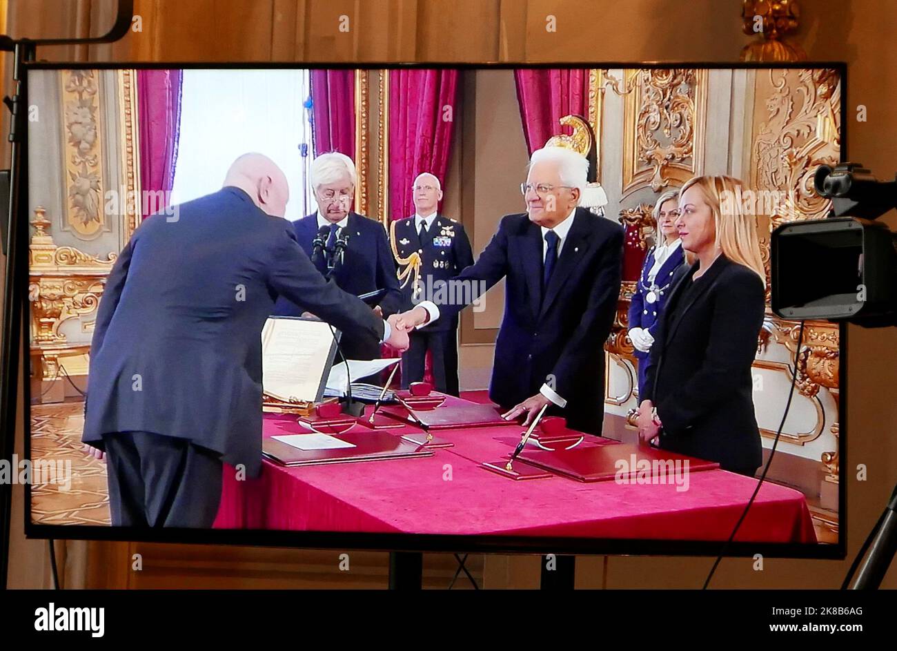 Rome, Italie. 22nd octobre 2022. Le Président de la République italienne Sergio Mattarella et le nouveau Premier ministre Giorgia Meloni souhaitent la bienvenue à Guido Crosetto en tant que nouveau ministre, alors qu'il a prêté serment de loyauté à la République italienne au Palazzo del Quirinale, Rome, Italie, 22 octobre 2022. (Photo d'Elisa Gestri/SIPA USA) crédit: SIPA USA/Alay Live News Banque D'Images