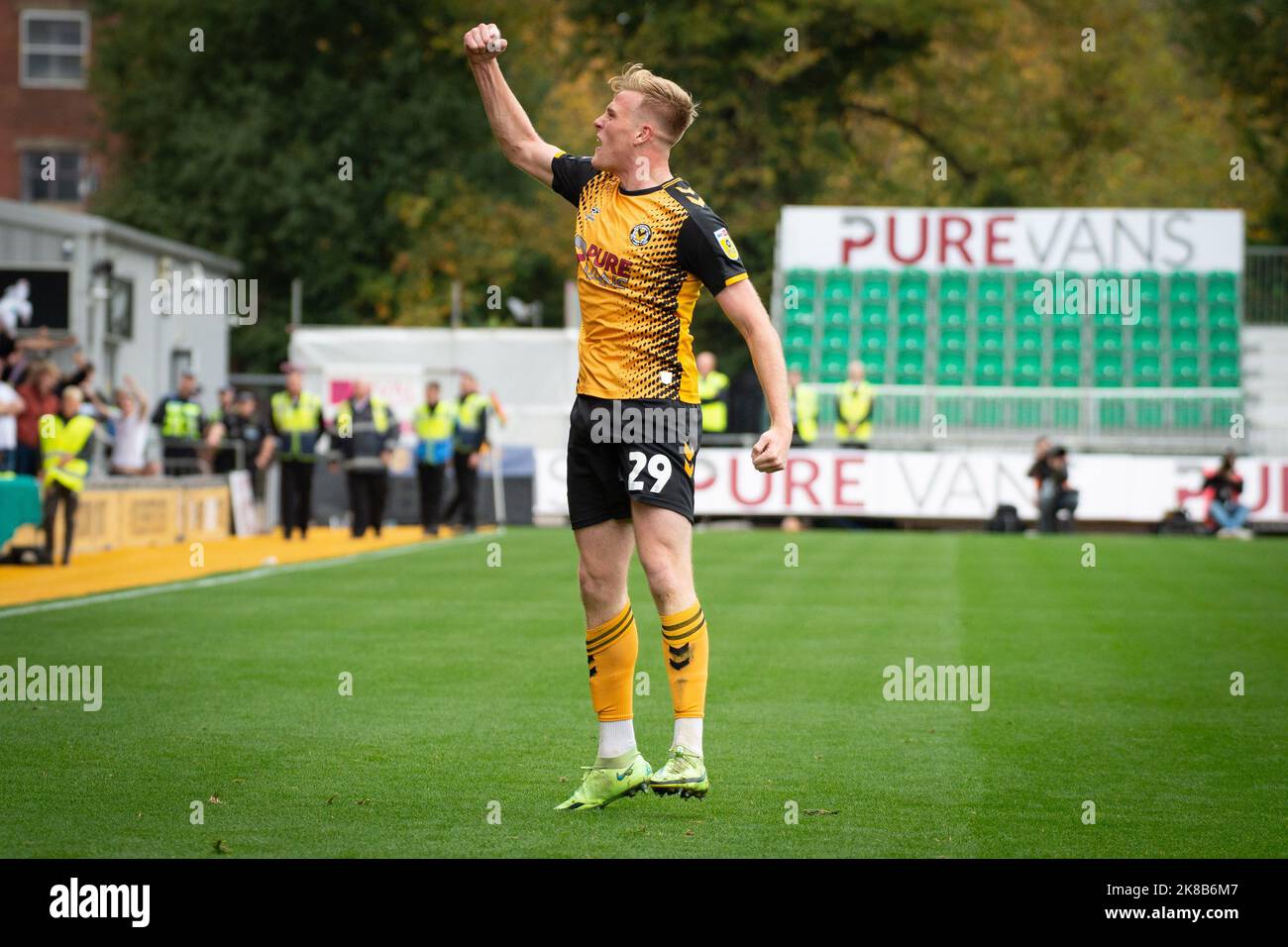 Newport, Royaume-Uni. 22nd octobre 2022. Will Evans, du comté de Newport, fête ses célébrations après qu'il ait atteint le but 1st de ses équipes. EFL football League Two Match, Newport County v Colchester Utd au Rodney Parade de Newport, pays de Galles, le samedi 22nd octobre 2022. Cette image ne peut être utilisée qu'à des fins éditoriales. Utilisation éditoriale uniquement, licence requise pour une utilisation commerciale. photo par crédit : Andrew Orchard sports Photography/Alay Live News Banque D'Images