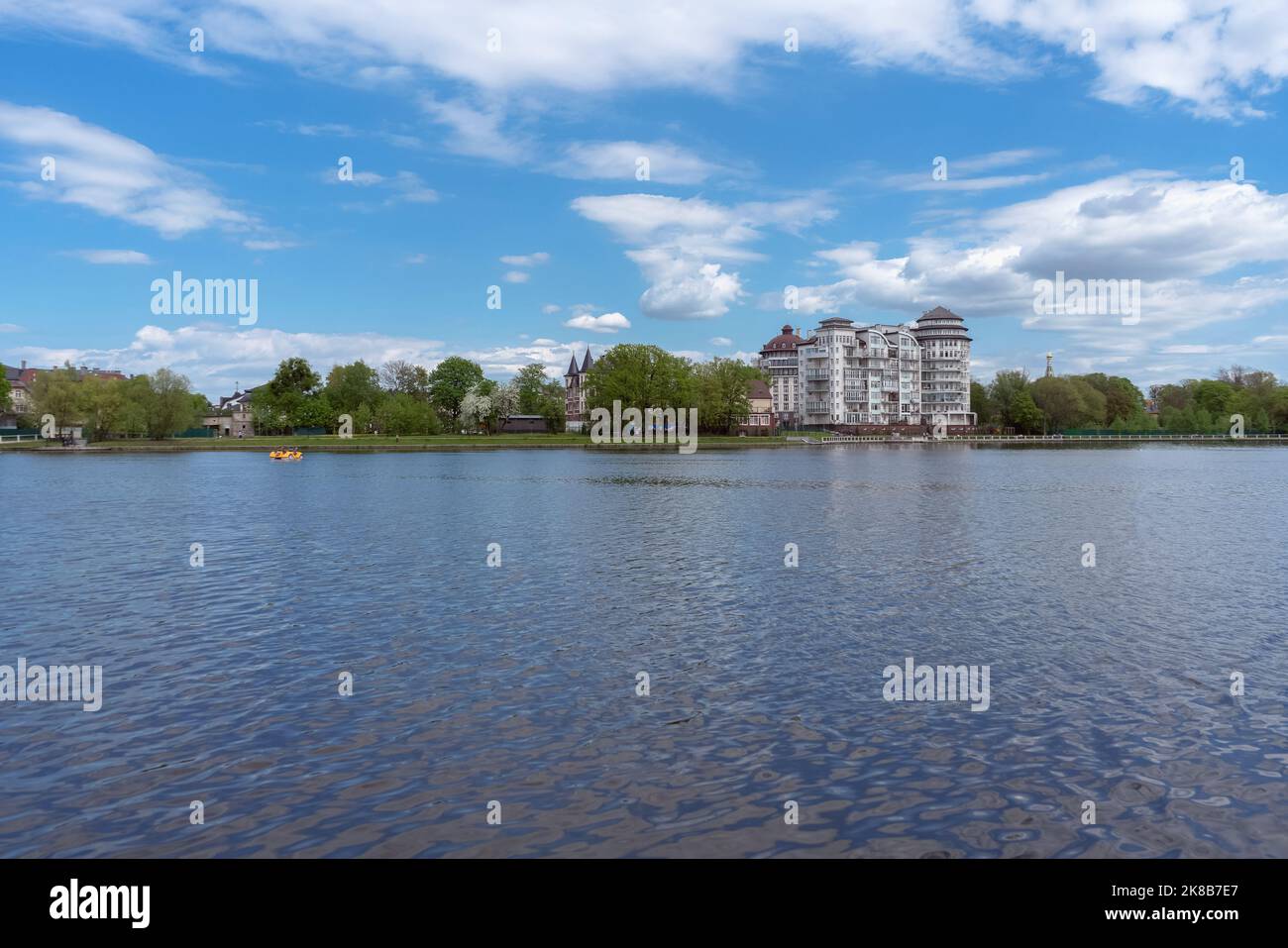 Beauté du paysage urbain de Kaliningrad avec étang Verhniy et paysage de nuages au printemps Banque D'Images