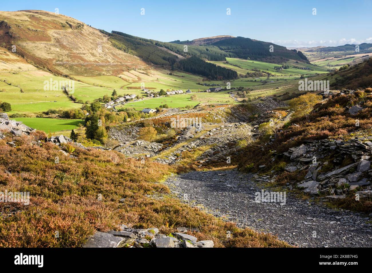 Sentier d'ardoise à travers la carrière de Rhiw Fachno au-dessus du village dans la vallée de Snowdonia. MCG Penmachno, Betws-y-Coed, Conwy, nord du pays de Galles, Royaume-Uni, Grande-Bretagne Banque D'Images