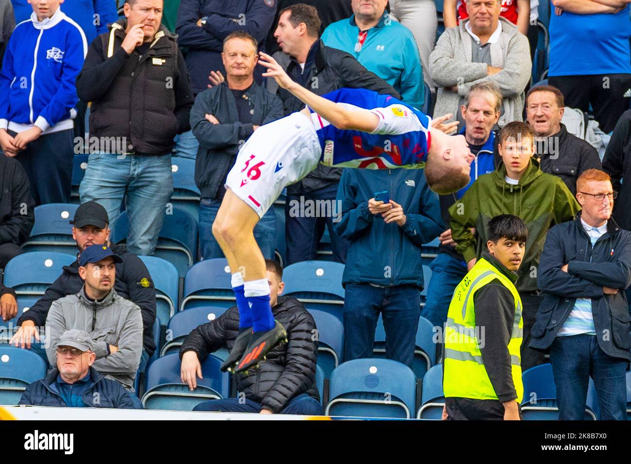 Blackburn, Royaume-Uni. 22nd octobre 2022Goal 2-0 Adam Wharton, de Blackburn Rovers (36), célèbre son but lors du match de championnat Sky Bet entre Blackburn Rovers et Birmingham City à Ewood Park, Blackburn, le samedi 22nd octobre 2022. (Crédit : Mike Morese | MI News) crédit : MI News & Sport /Alay Live News Banque D'Images