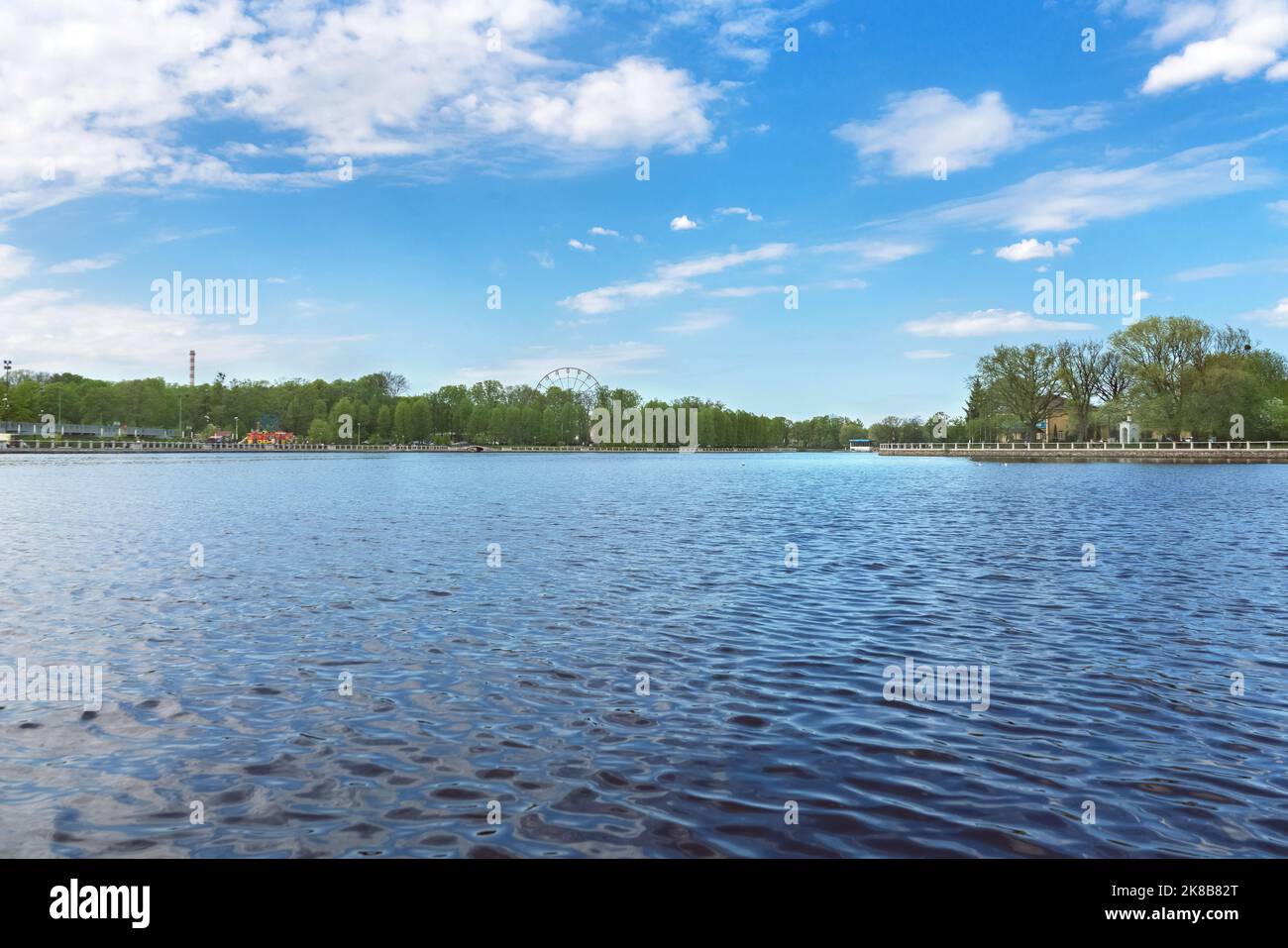 étang Verhniy à Kaliningrad avec une partie du parc d'attractions et vue sur la roue ferris Banque D'Images