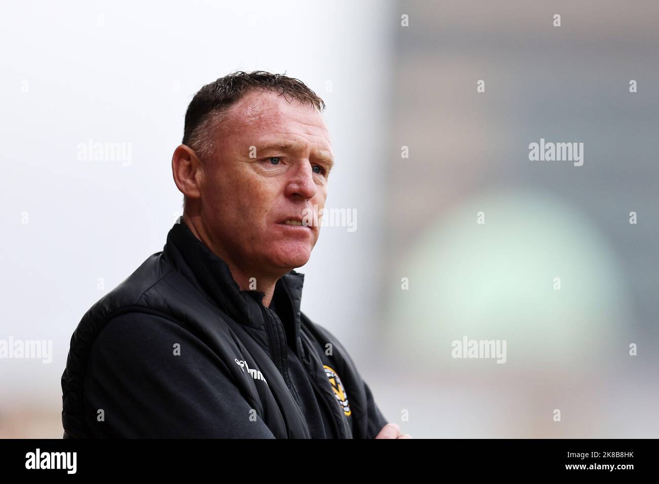 Newport, Royaume-Uni. 22nd octobre 2022. Graham Coughlan, le nouveau directeur du comté de Newport sur la ligne de touche pendant le match. EFL football League Two Match, Newport County v Colchester Utd au Rodney Parade de Newport, pays de Galles, le samedi 22nd octobre 2022. Cette image ne peut être utilisée qu'à des fins éditoriales. Utilisation éditoriale uniquement, licence requise pour une utilisation commerciale. photo par crédit : Andrew Orchard sports Photography/Alay Live News Banque D'Images