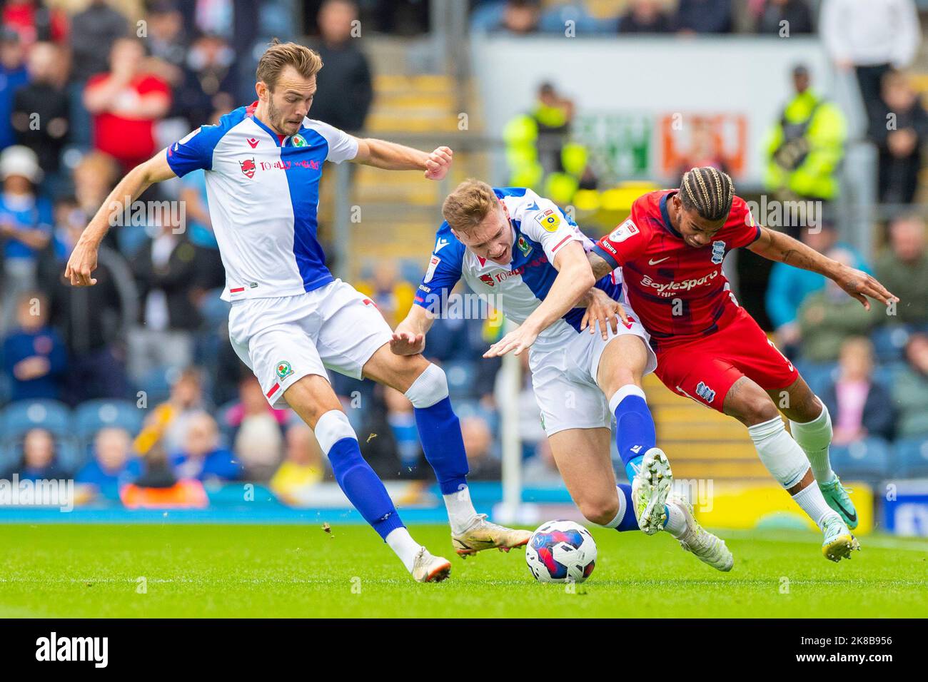 Blackburn, Royaume-Uni. 22nd octobre 2022Hayden carter de Blackburn Rovers (17) affrontée par Juninho Bacuna 7 de Birmingham City lors du match de championnat Sky Bet entre Blackburn Rovers et Birmingham City à Ewood Park, Blackburn, le samedi 22nd octobre 2022. (Crédit : Mike Morese | MI News) crédit : MI News & Sport /Alay Live News Banque D'Images