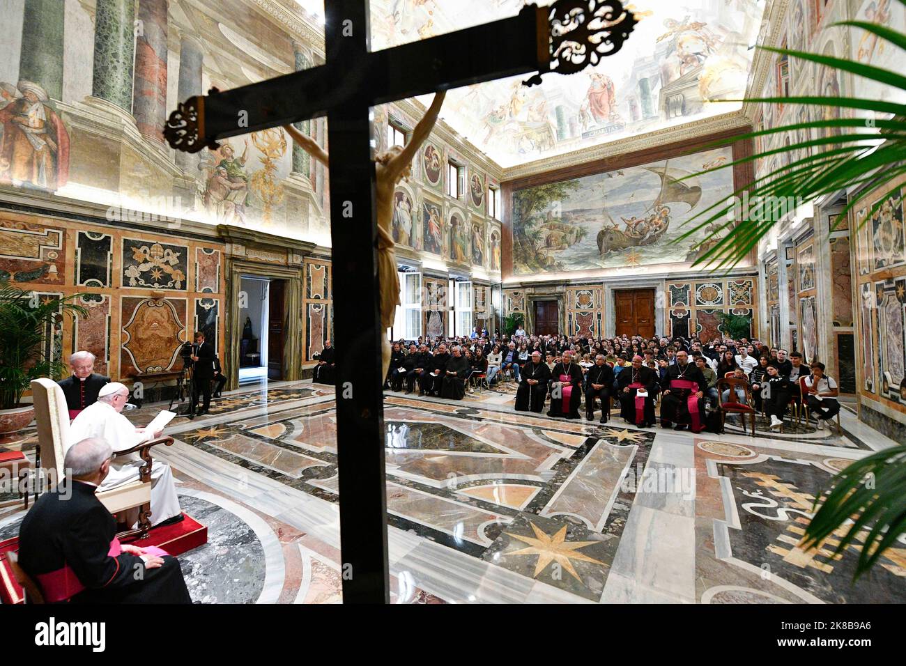 Italie, Rome, Vatican, 22/10/22 le Pape François reçoit en audience les membres de la Communauté frontalière au Vatican . Photographie par les médias du Vatican / presse catholique photo. LIMITÉ À UNE UTILISATION ÉDITORIALE - PAS DE MARKETING - PAS DE CAMPAGNES PUBLICITAIRES Banque D'Images