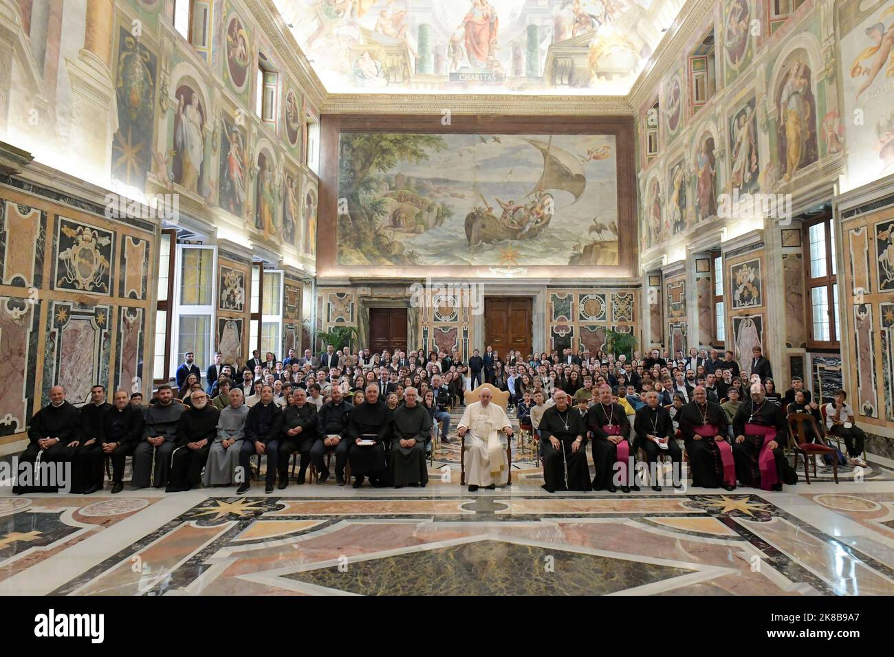 Italie, Rome, Vatican, 22/10/22 le Pape François reçoit en audience les membres de la Communauté frontalière au Vatican . Photographie par les médias du Vatican / presse catholique photo. LIMITÉ À UNE UTILISATION ÉDITORIALE - PAS DE MARKETING - PAS DE CAMPAGNES PUBLICITAIRES Banque D'Images