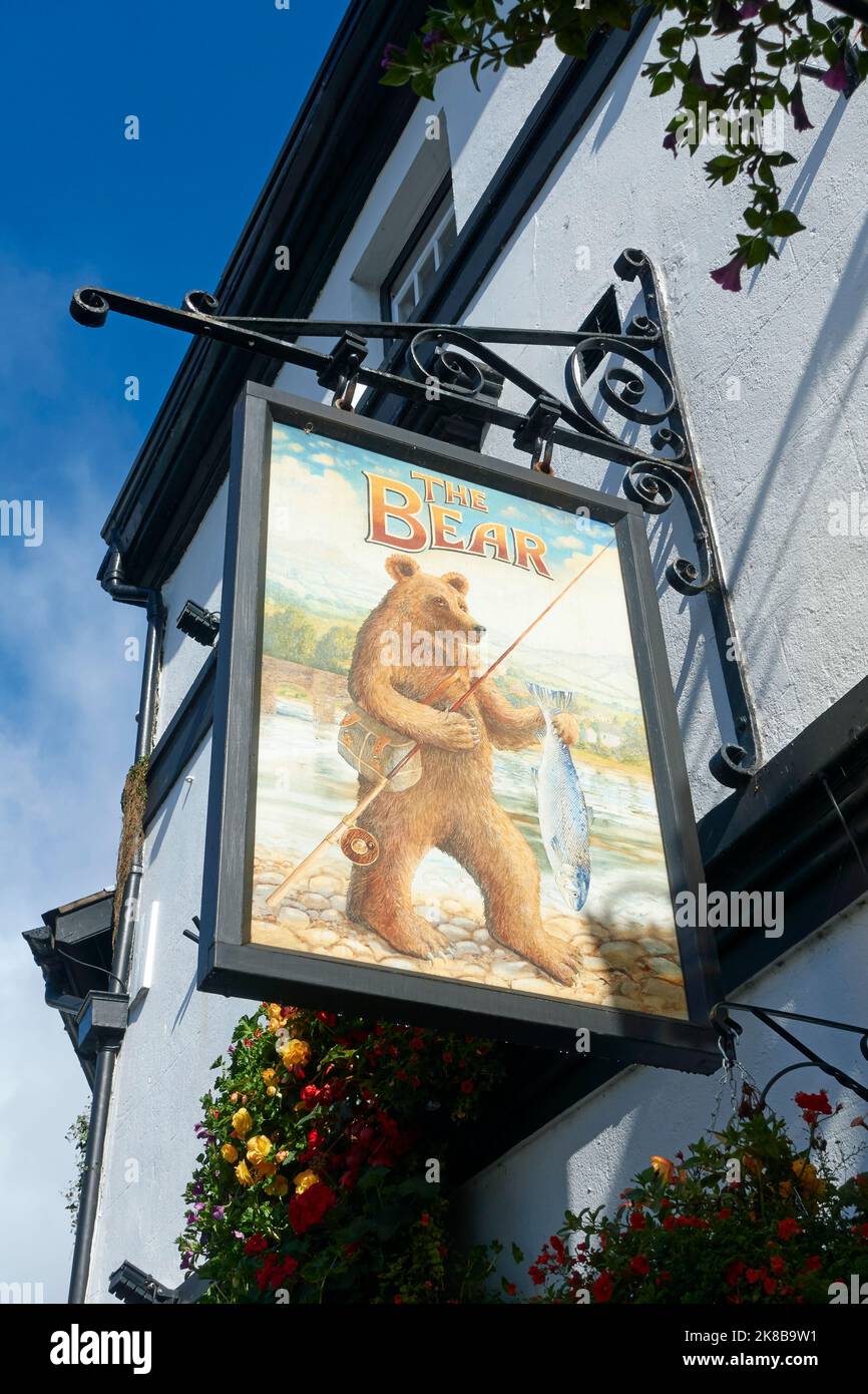 Panneau peint de l'hôtel Bear, Crickhowell, Powys, pays de Galles. Banque D'Images