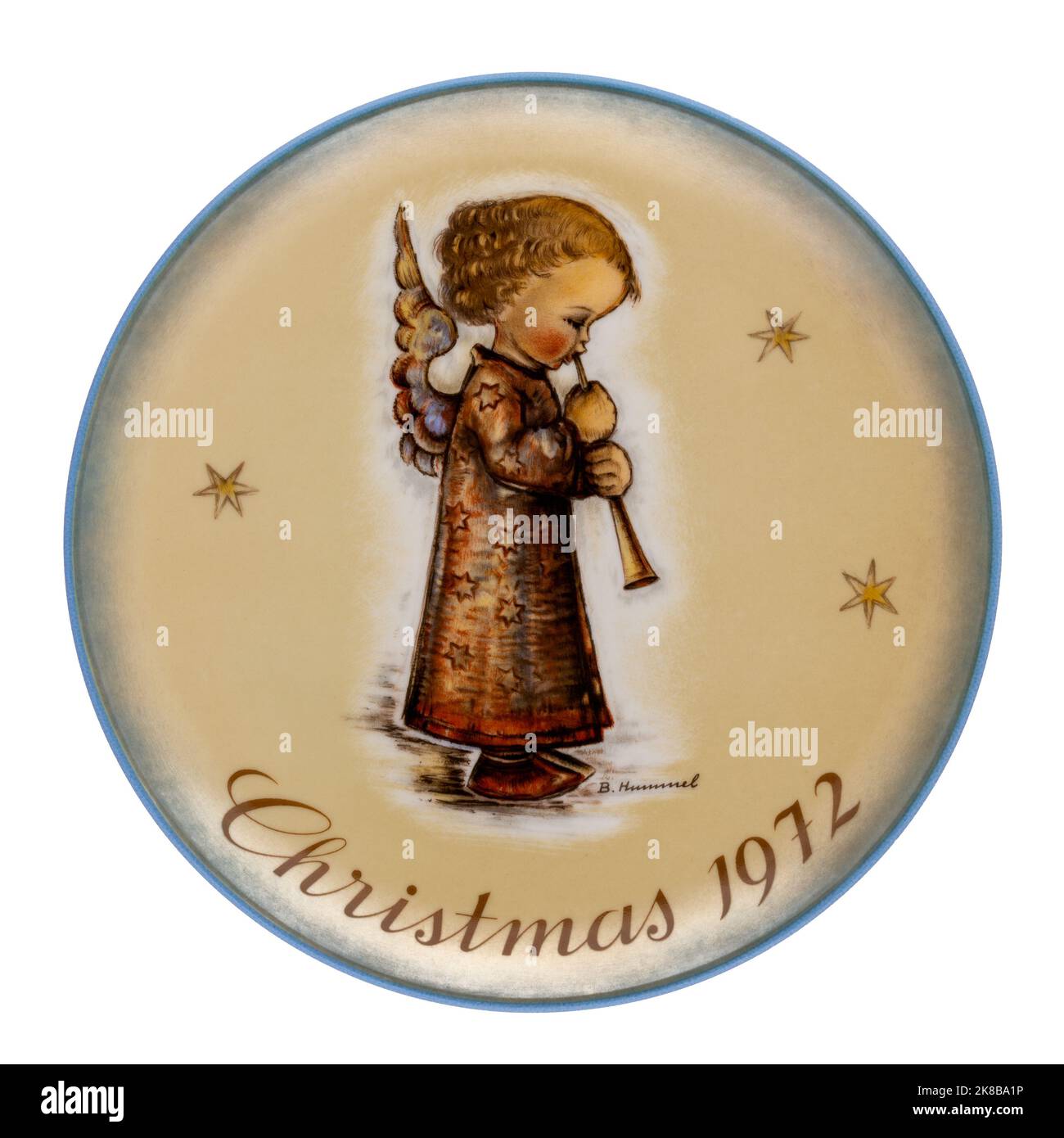 Assiette de Noël vintage sœur Berta Hummel de 1972 intitulée Ange avec chute, isolée sur blanc. Banque D'Images