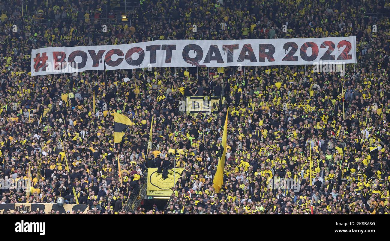 Firo : 22.10.2022, football, 1st ligue, 1st Bundesliga, Saison 2022/2023, BVB, Borussia Dortmund - VfB Stuttgart BVB fans avec bannière, boycott Qatar 2022, Qatar Banque D'Images