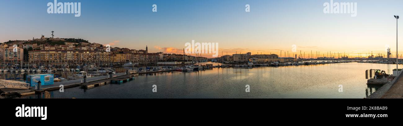 Vue panoramique d'un lever de soleil sur le port de plaisance de Sète, en occitanie, en France Banque D'Images