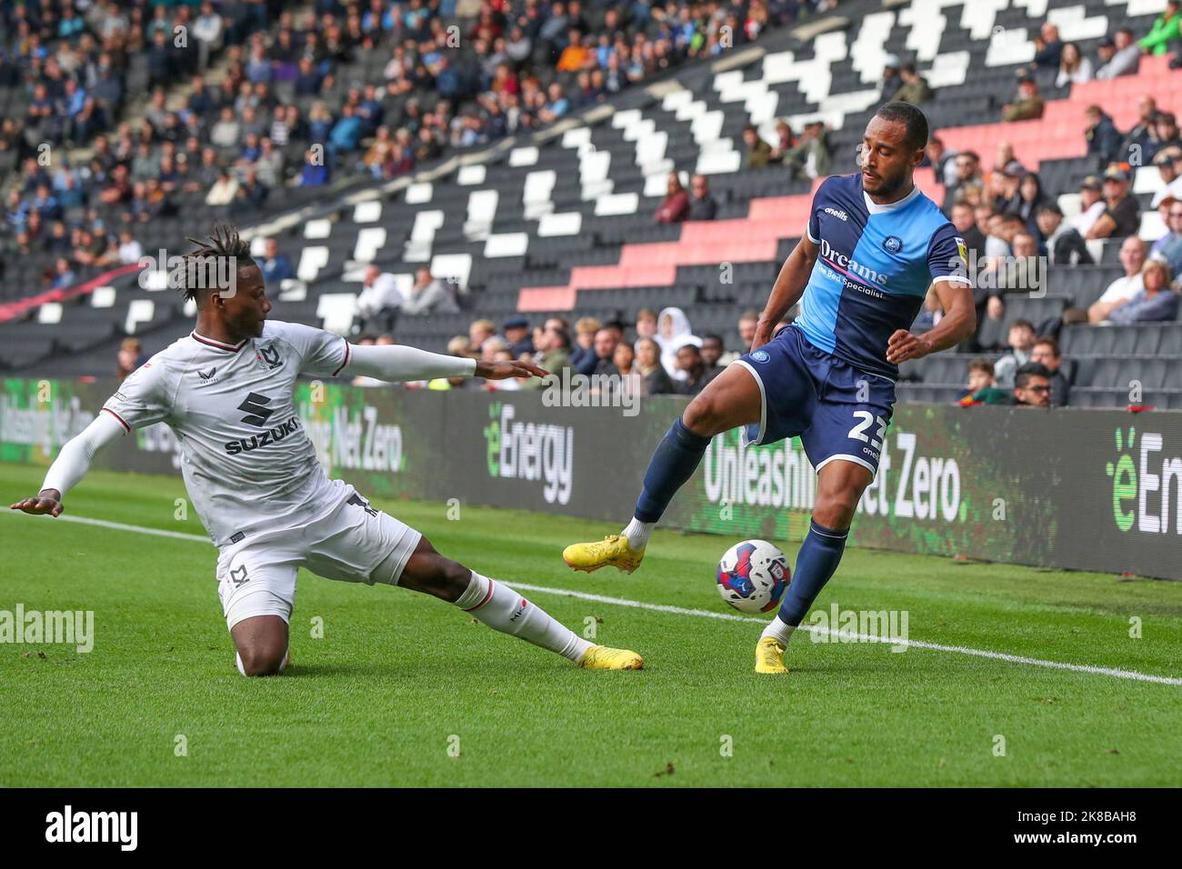 Milton Keynes, Royaume-Uni. 22nd octobre 2022. Wycombe Wanderers Jordan Obita est défié par les Dons de Milton Keynes Daniel Oyegoke lors de la première moitié du match de la Sky Bet League 1 entre MK Dons et Wycombe Wanderers au stade MK, Milton Keynes, le samedi 22nd octobre 2022. (Credit: John Cripps | MI News) Credit: MI News & Sport /Alay Live News Banque D'Images