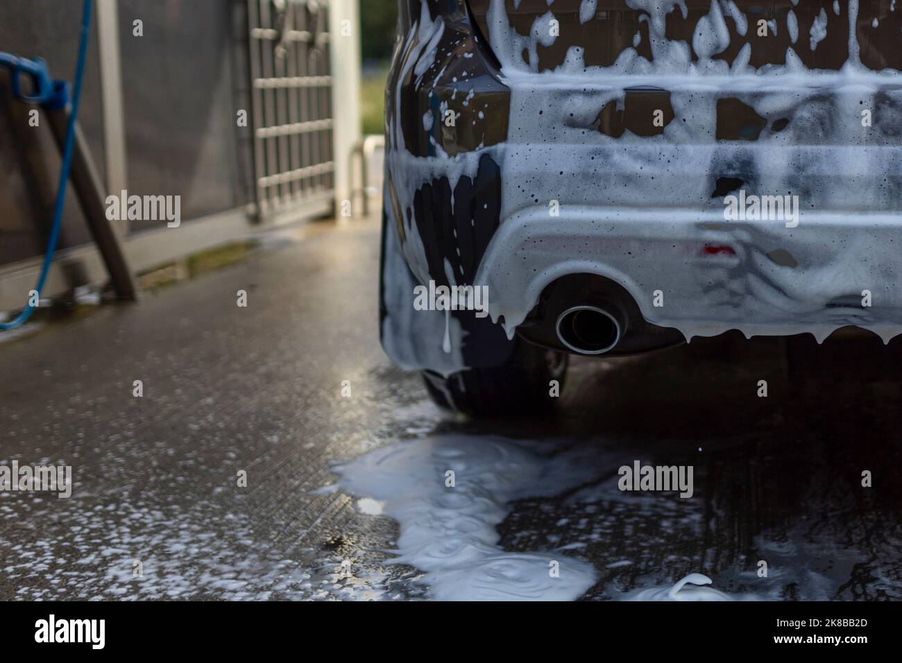 la butée arrière de la voiture est recouverte de mousse de savon . lavage de voiture en libre-service Banque D'Images
