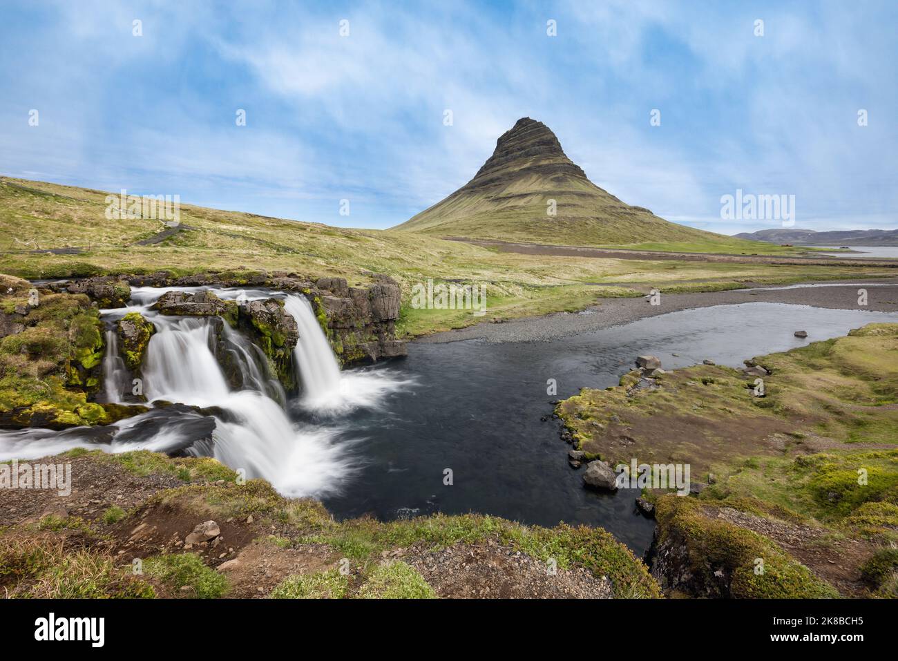 Vue sur la chute d'eau de Kirkjufellsfoss célèbre et populaire lieu touristique en Islande Banque D'Images