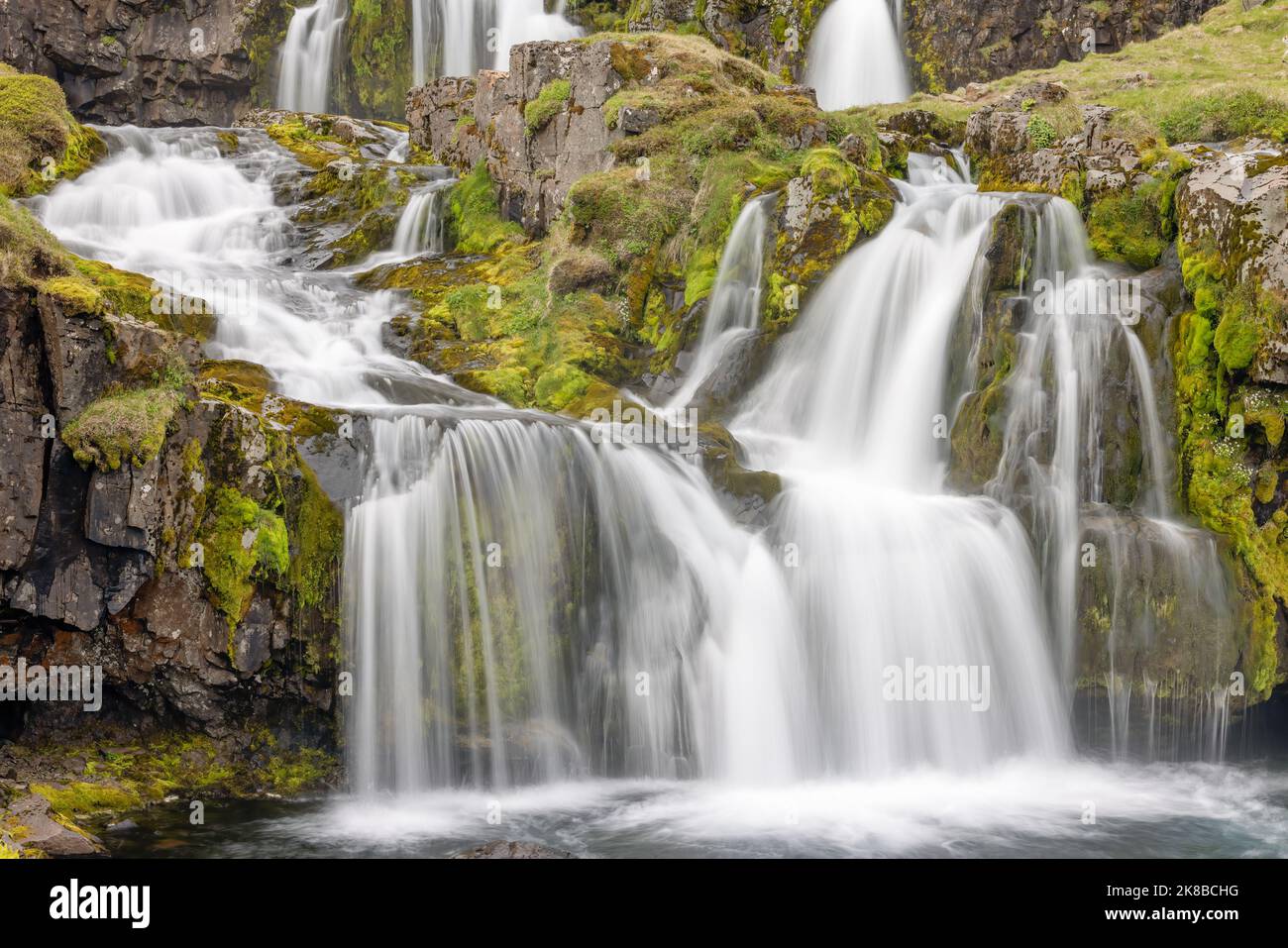 Admirez les cascades de Kirkjufellsfoss, célèbre et populaire site touristique d'Islande Banque D'Images