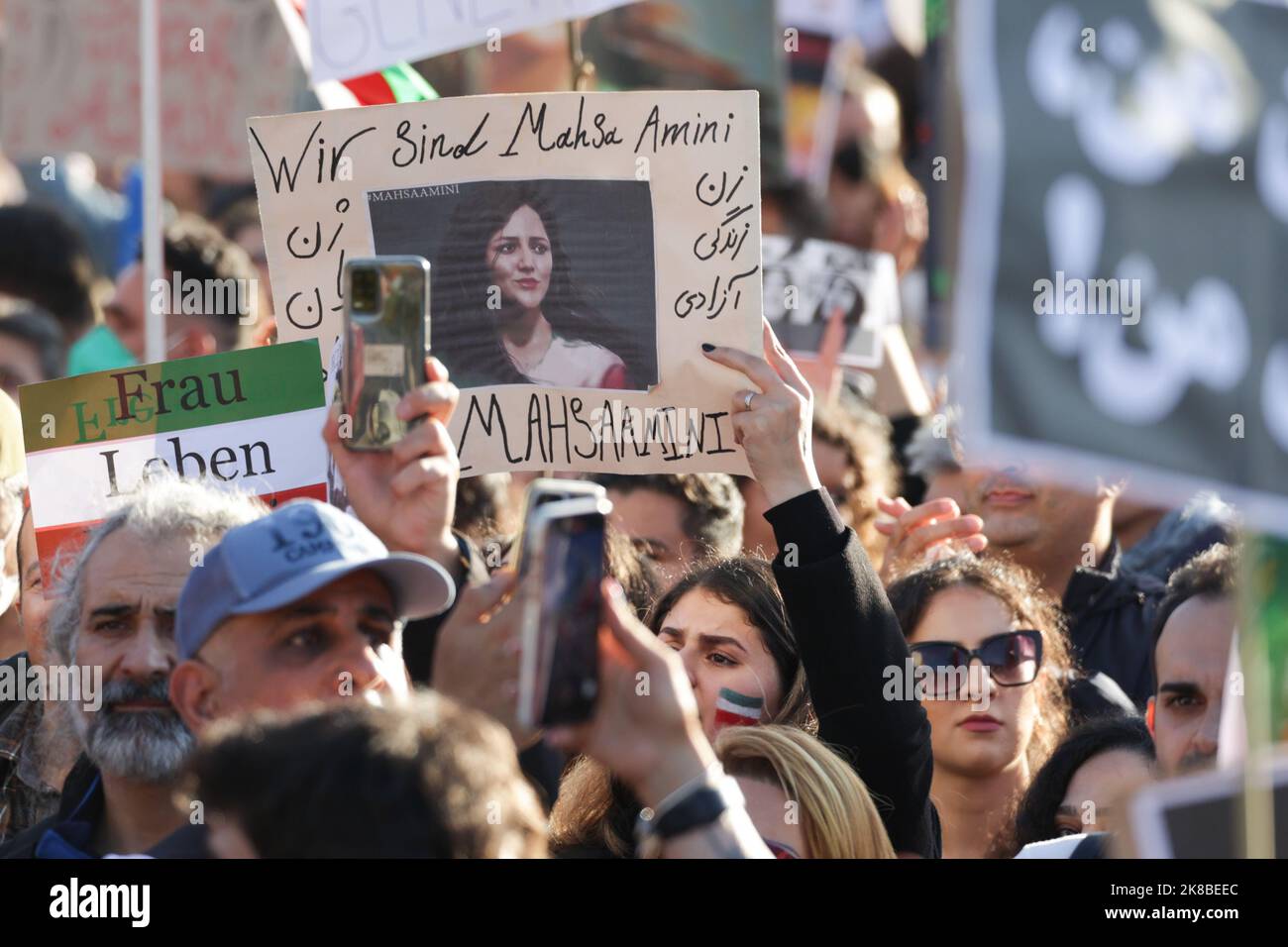 Berlin, Allemagne. 22nd octobre 2022. Des milliers de personnes manifestent en solidarité avec les manifestants iraniens au Großer Stern. Les manifestations de masse en Iran ont été déclenchées par la mort de la femme kurde iranienne Mahsa Amini, âgée de 22 ans, à la mi-septembre. Credit: Joerg Carstensen/dpa/Alay Live News Banque D'Images