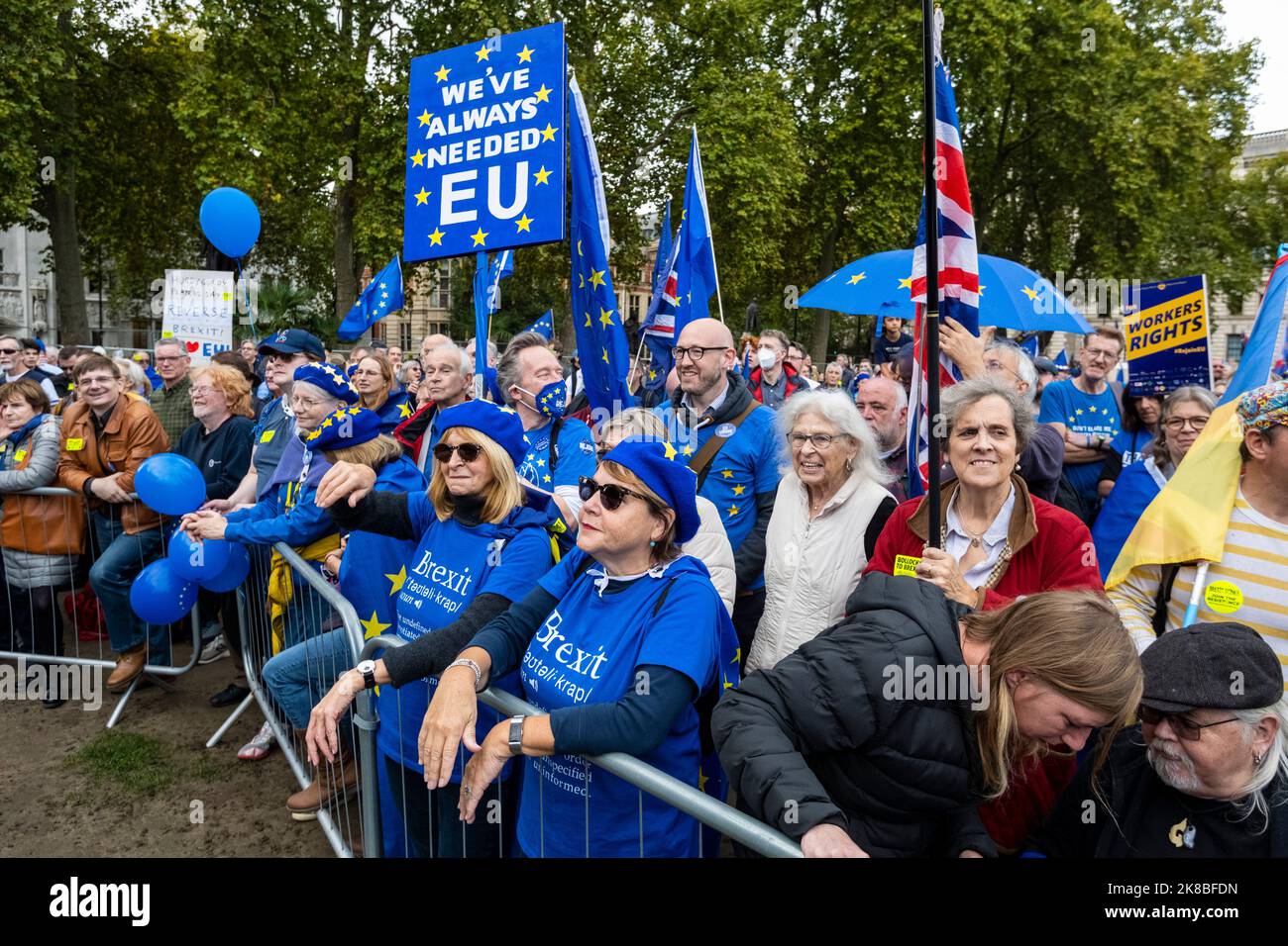 Londres, Royaume-Uni. 22 octobre 2022. Les partisans de l'UE lors de la première marche nationale rejoignent la place du Parlement depuis Park Lane. Les participants veulent que le Royaume-Uni rejoigne l'Union européenne en affirmant que le Brexit est un impact négatif sur l'économie et qu'il a contribué à la crise actuelle du coût de la vie. Credit: Stephen Chung / Alamy Live News Banque D'Images