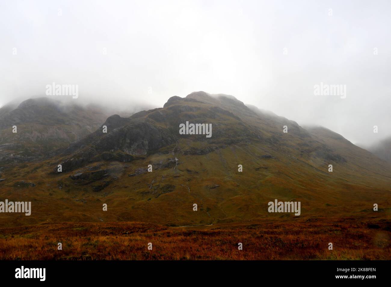 Montagnes avec brume automnale couvrant dans les montagnes écossaises Banque D'Images