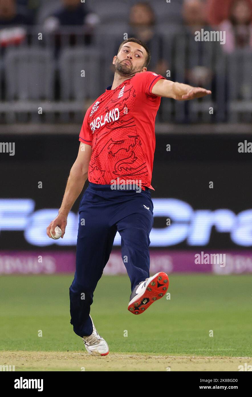 Le bowler d'Angleterre Mark Wood lors du match de groupe de la coupe du