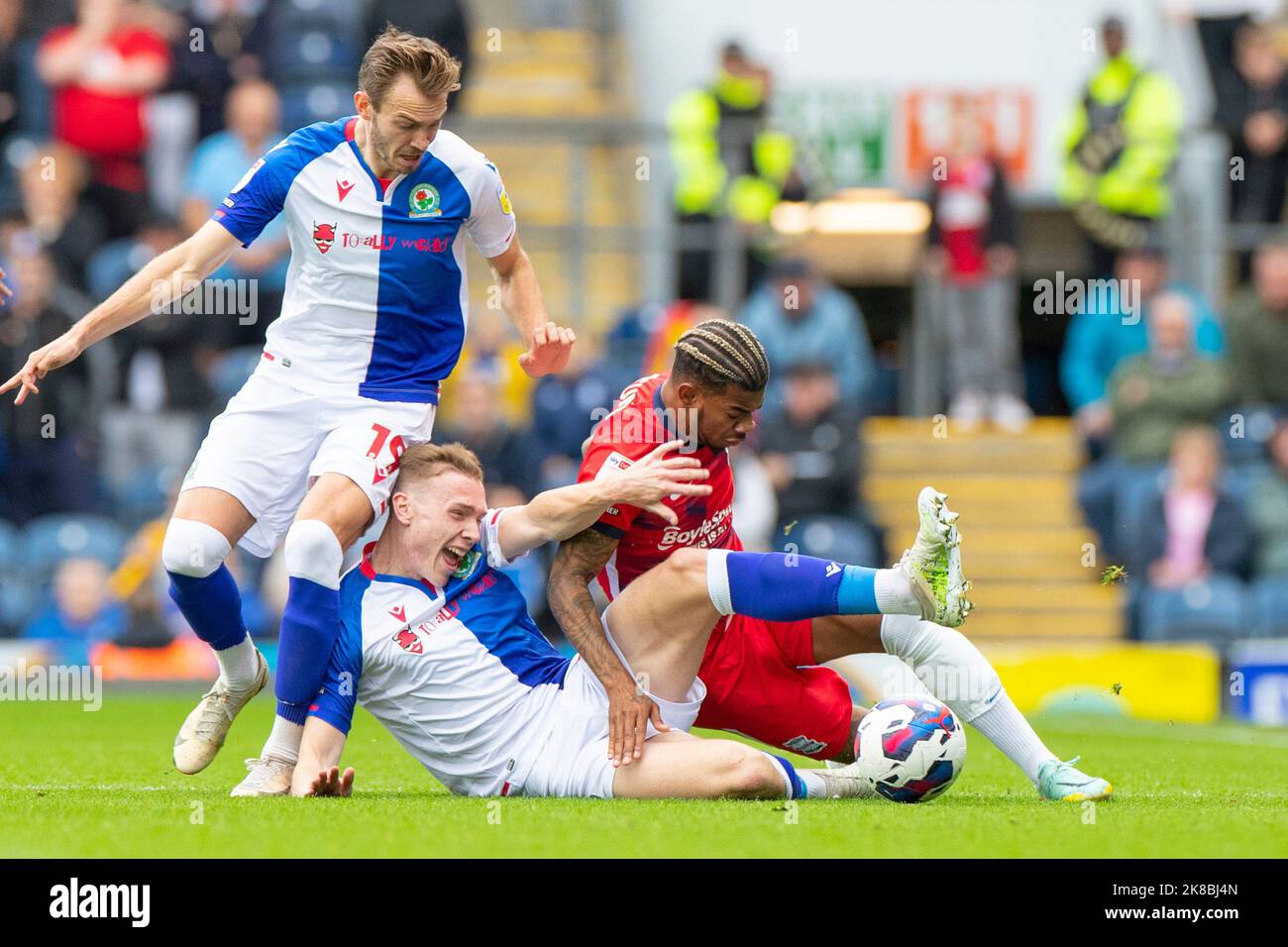 Blackburn, Royaume-Uni. 22nd octobre 2022Hayden carter de Blackburn Rovers (17) affrontée par Emmanuel Longelo 23 de Birmingham City lors du match de championnat Sky Bet entre Blackburn Rovers et Birmingham City à Ewood Park, Blackburn, le samedi 22nd octobre 2022. (Crédit : Mike Morese | MI News) crédit : MI News & Sport /Alay Live News Banque D'Images